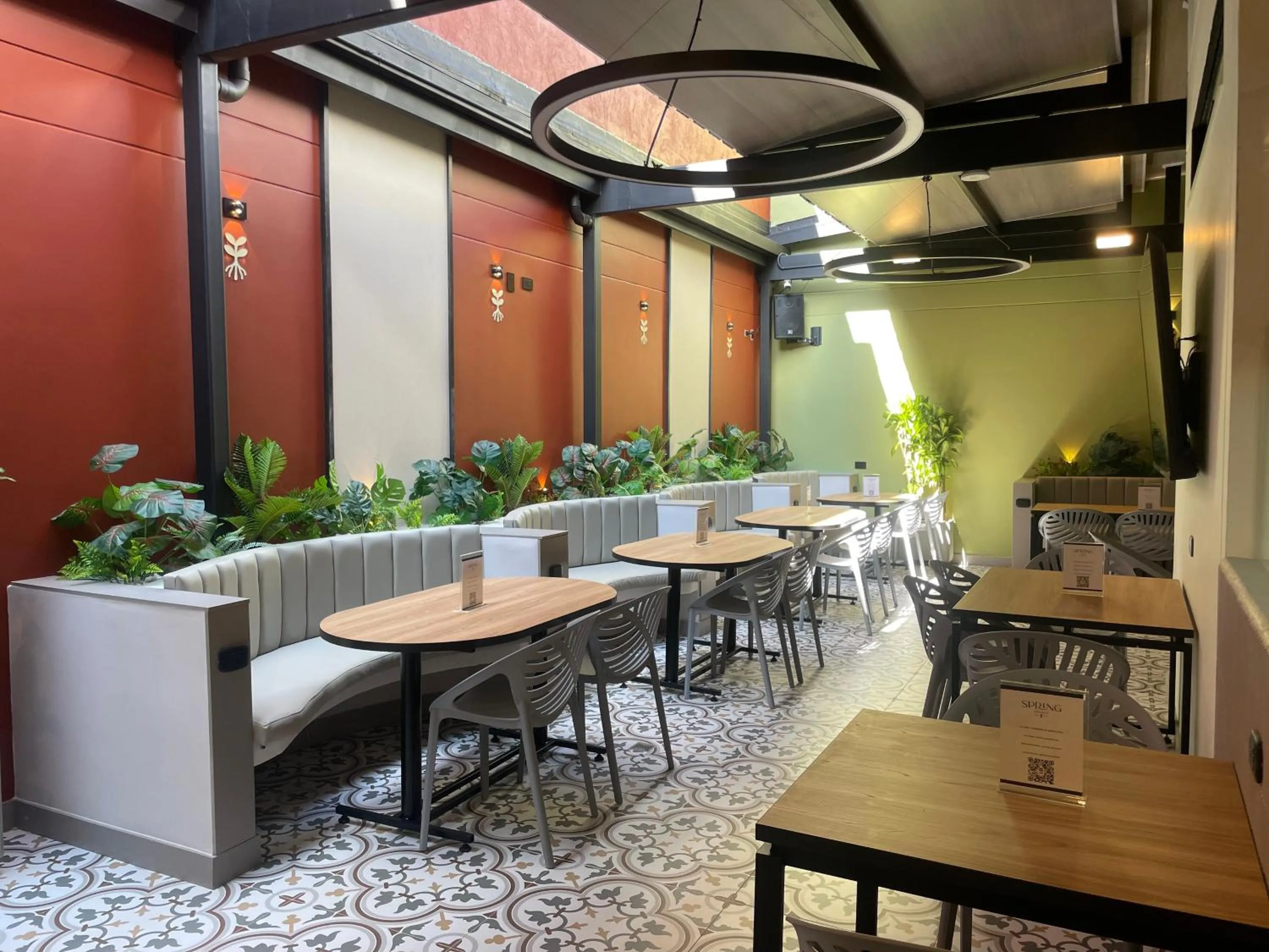 Restaurant/places to eat in Hotel Ryo 74B Suites by Growing Group