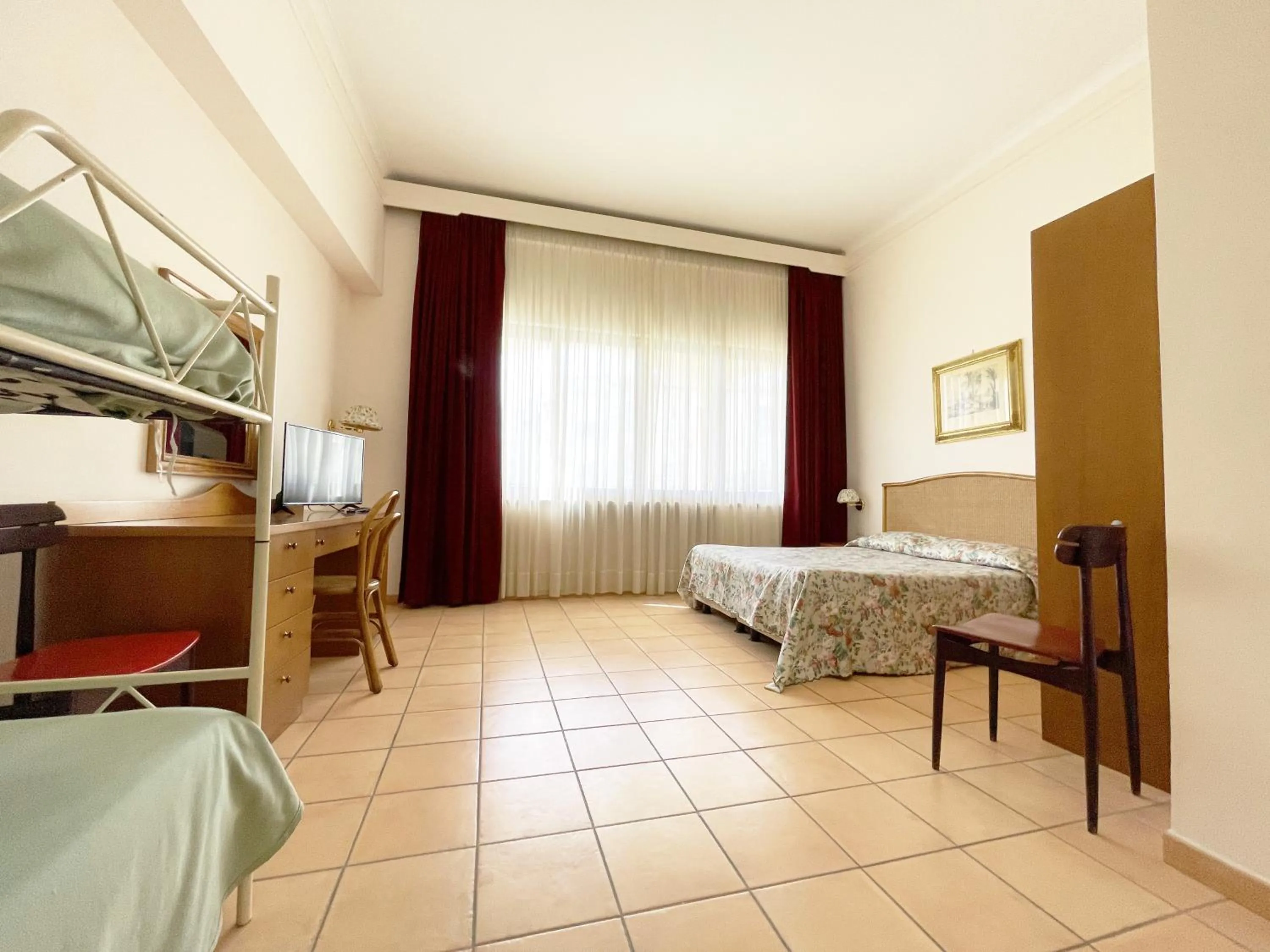 Photo of the whole room in Hotel Reginella