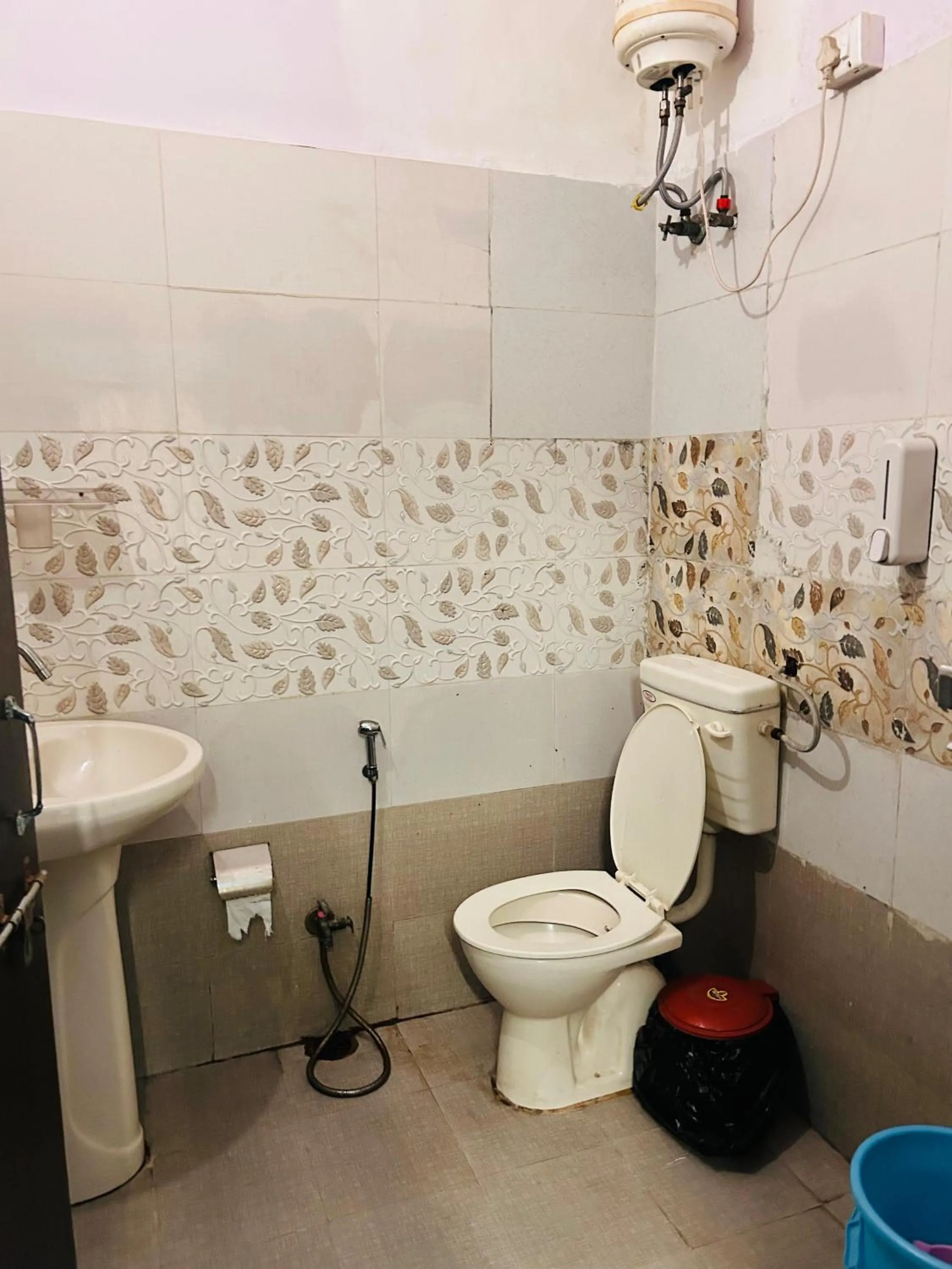 Bathroom in The Pink Chapter Hostel, Jaipur