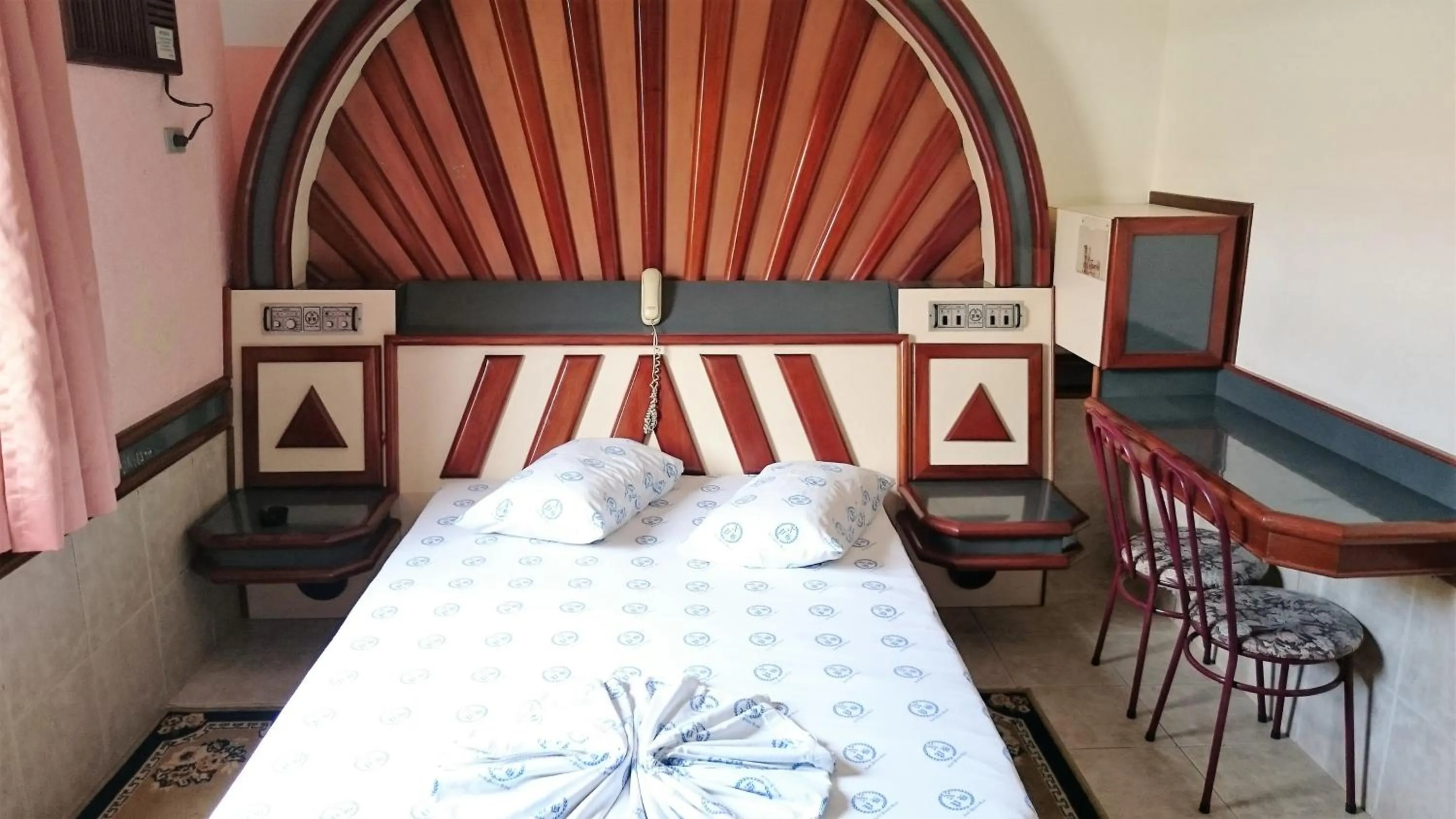 Photo of the whole room, Bed in North Palace Hotel