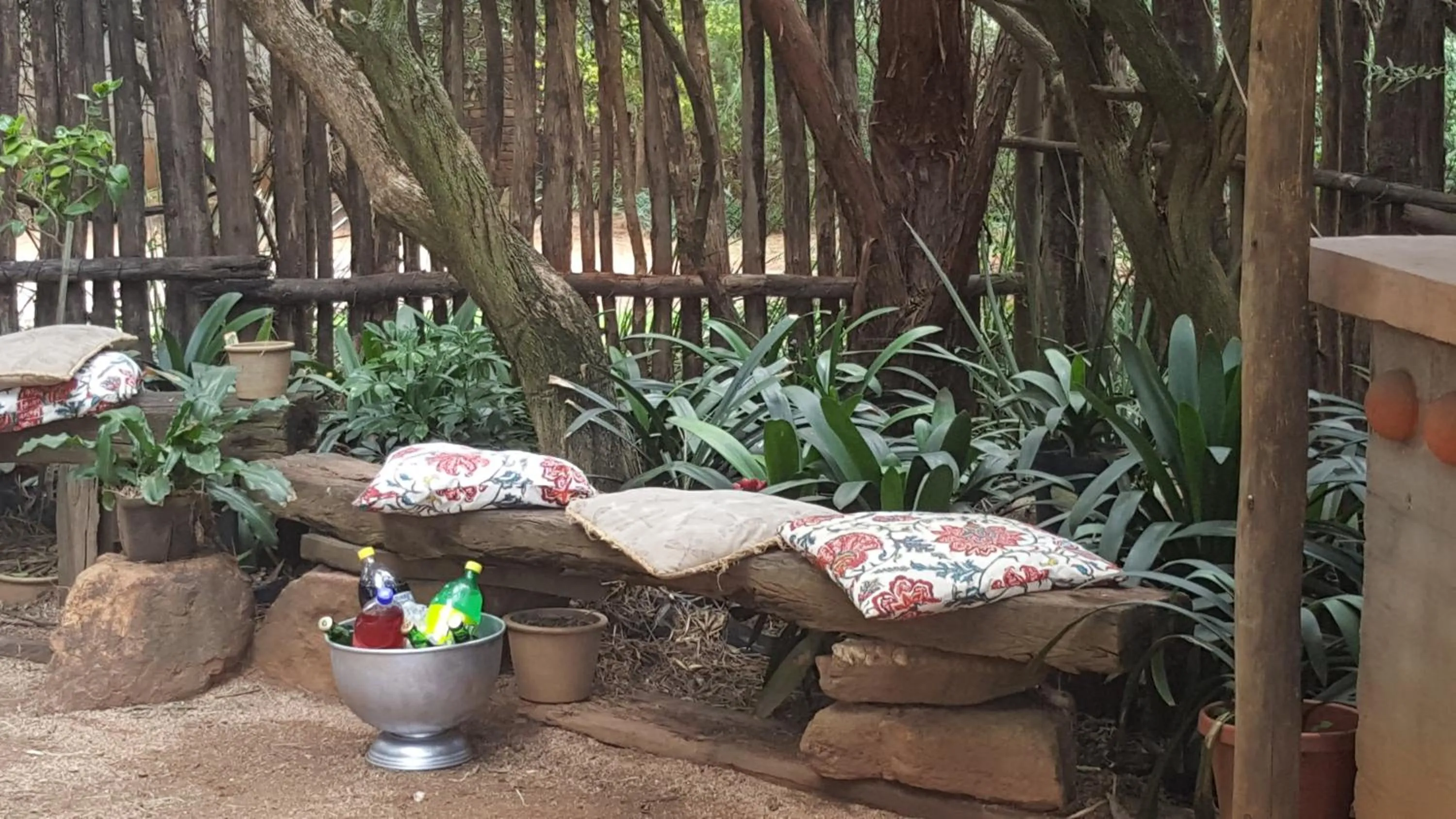 Restaurant/places to eat in African Silhouette Guesthouse