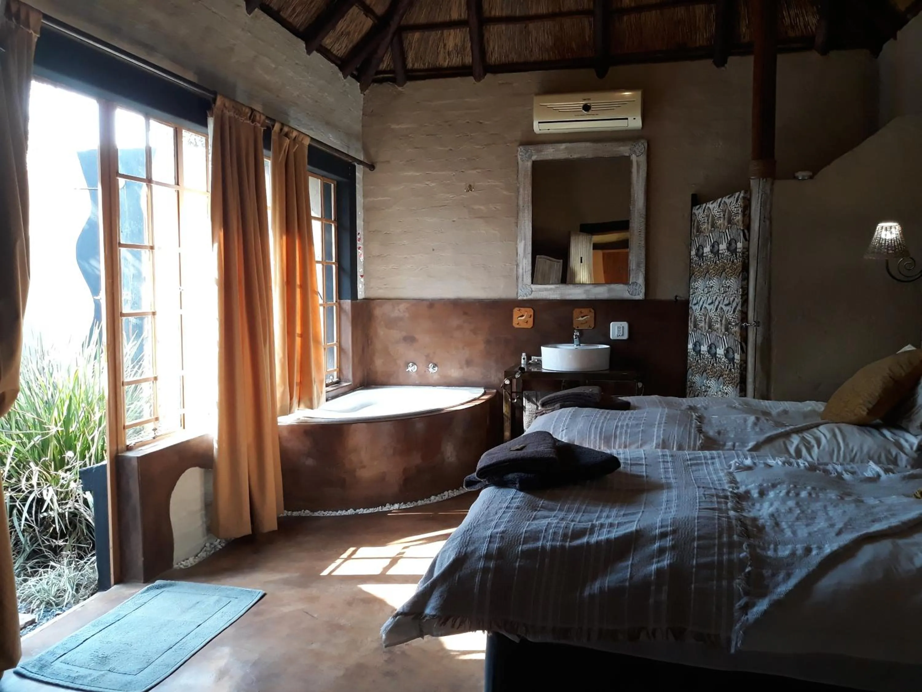 Restaurant/places to eat, Bed in African Silhouette Guesthouse