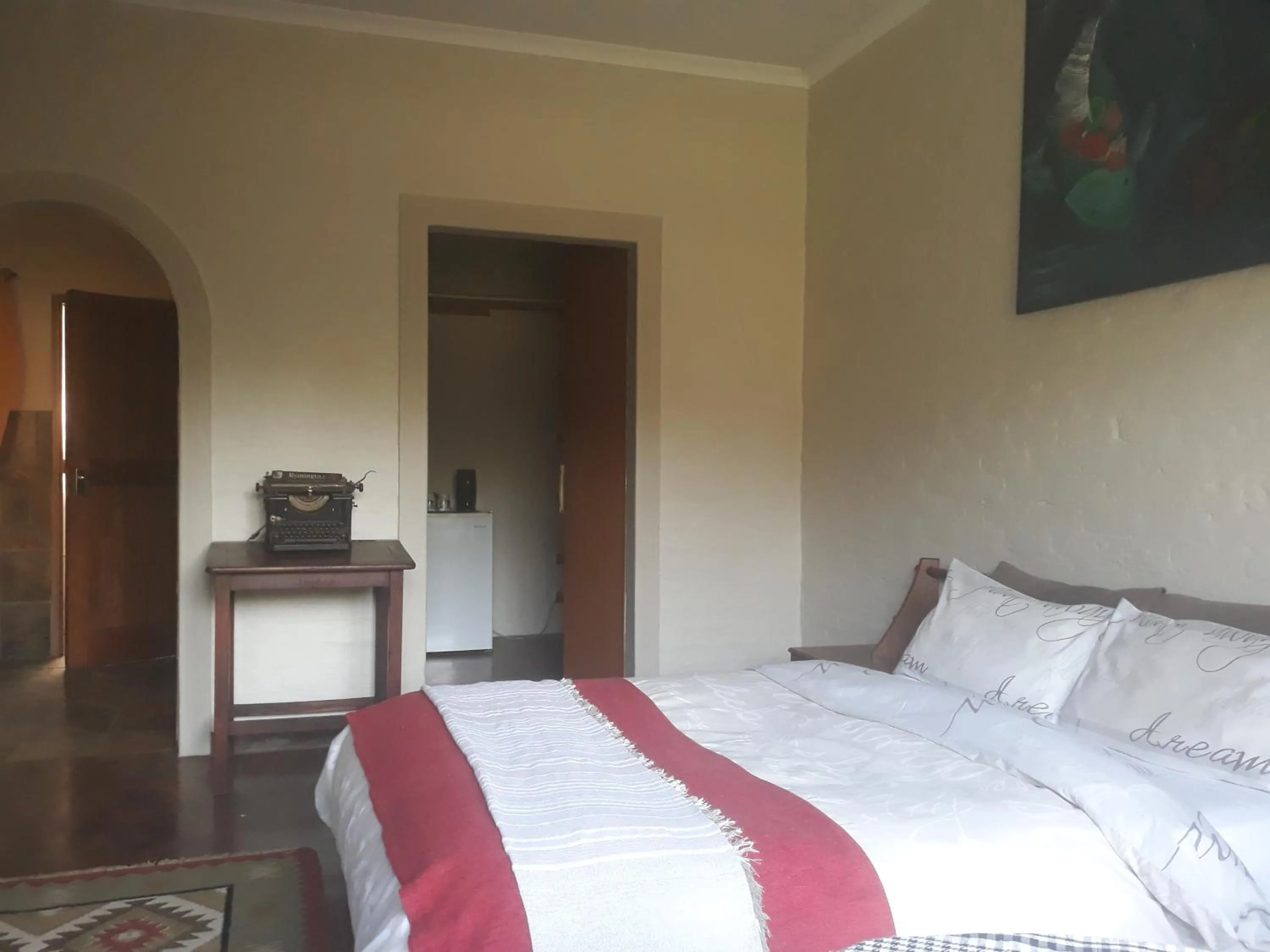 Restaurant/places to eat, Bed in African Silhouette Guesthouse