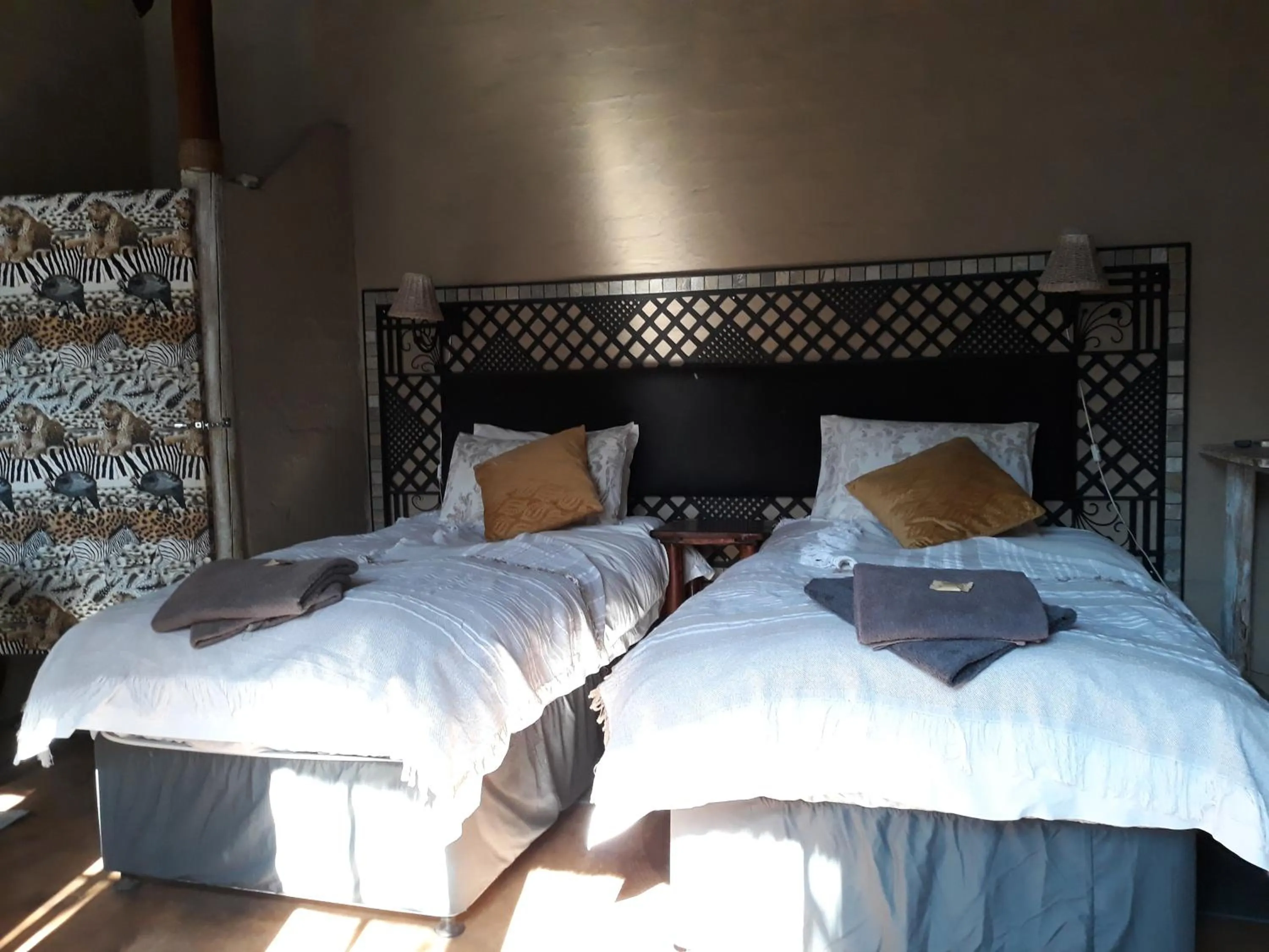 Restaurant/places to eat, Bed in African Silhouette Guesthouse