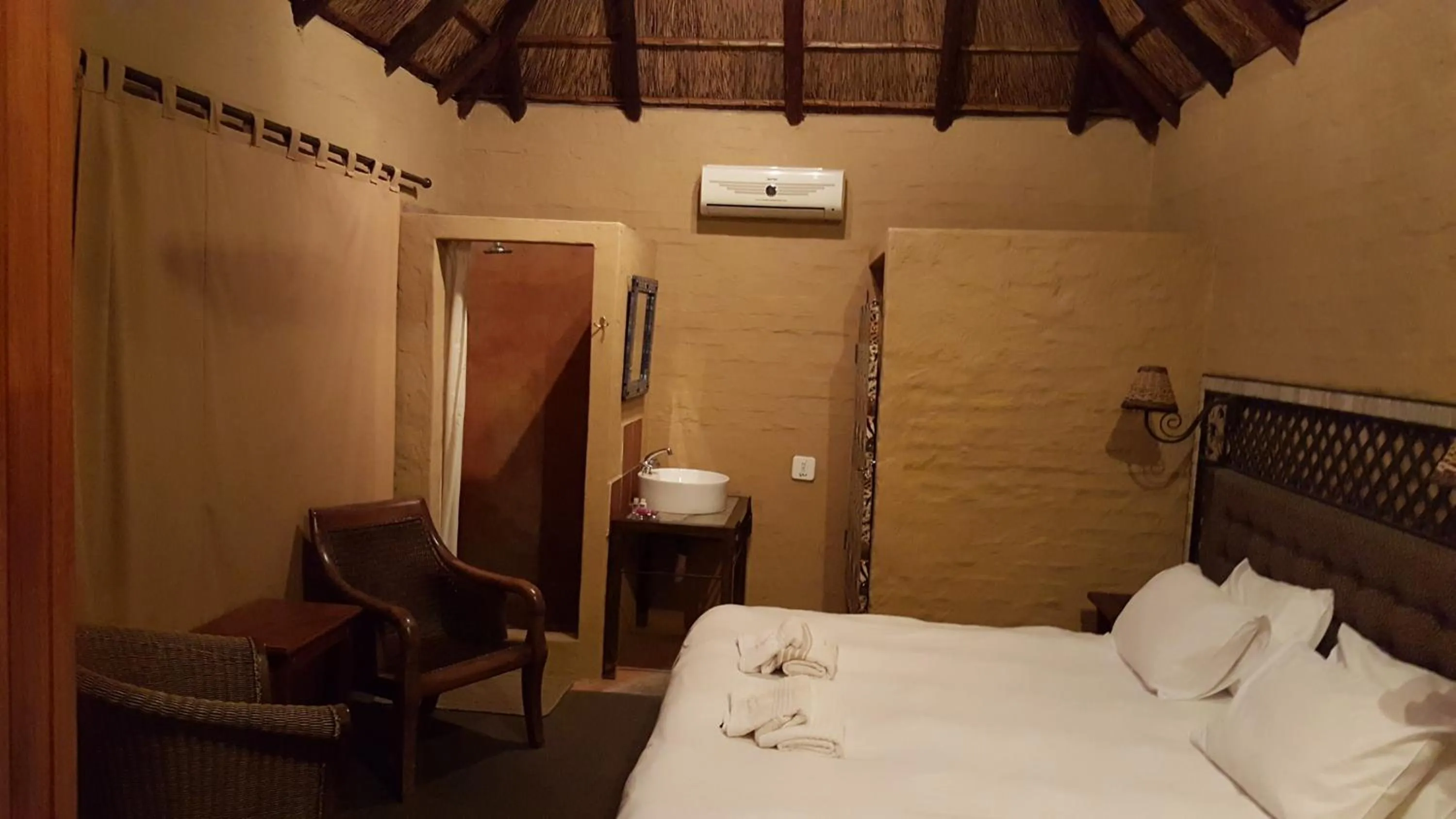 Shower, Bed in African Silhouette Guesthouse