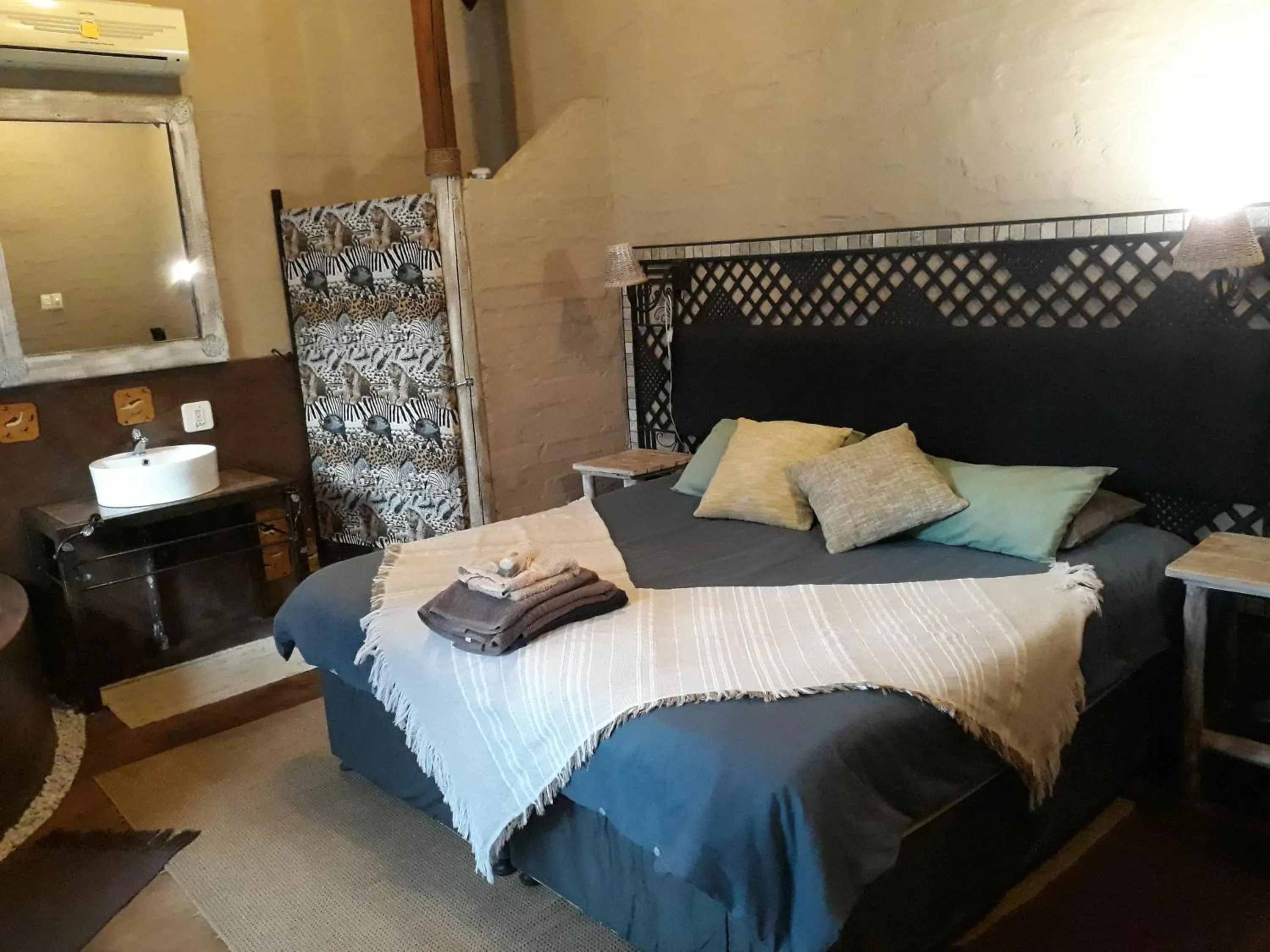 Bed in African Silhouette Guesthouse