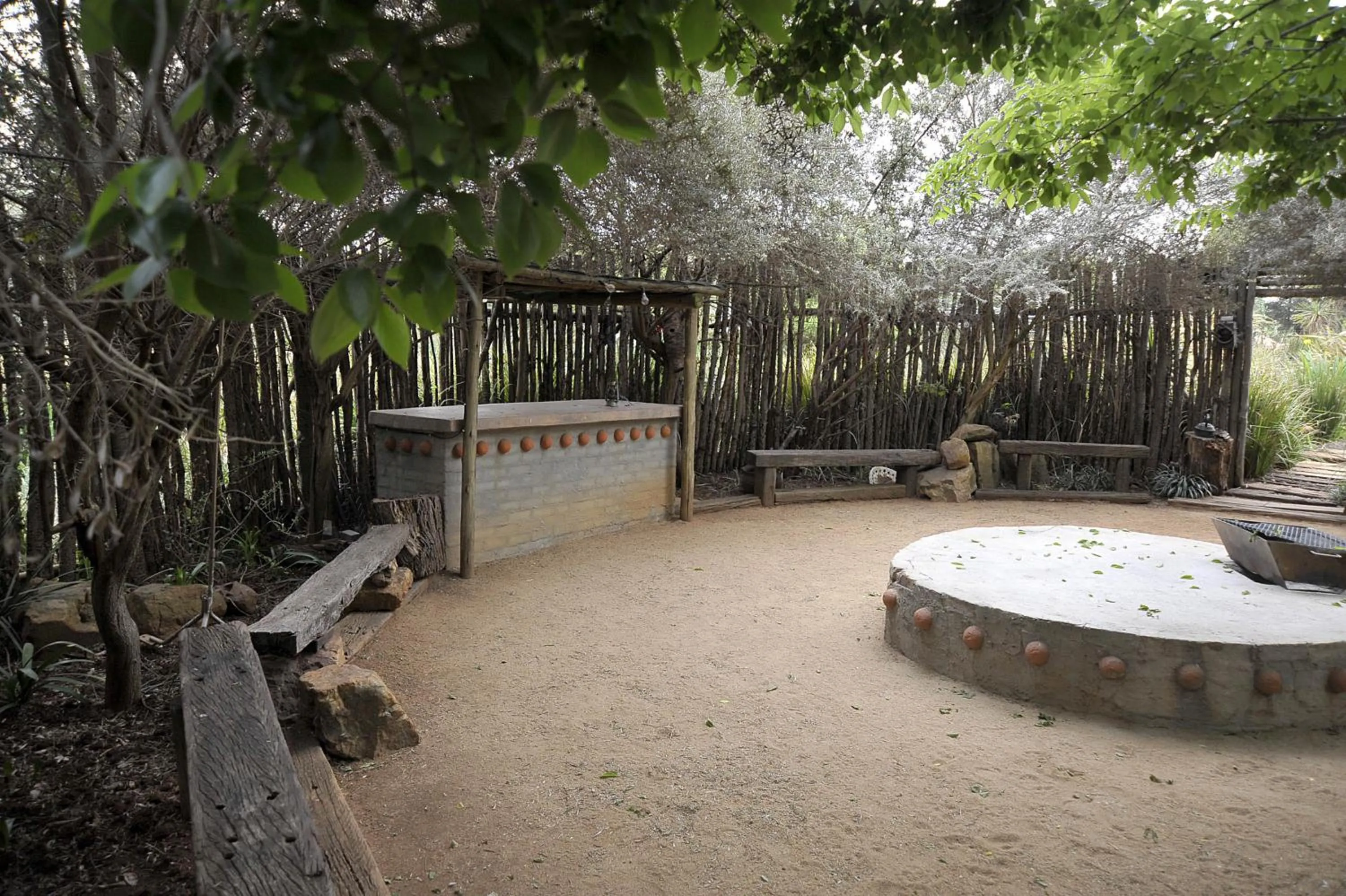 Restaurant/places to eat in African Silhouette Guesthouse