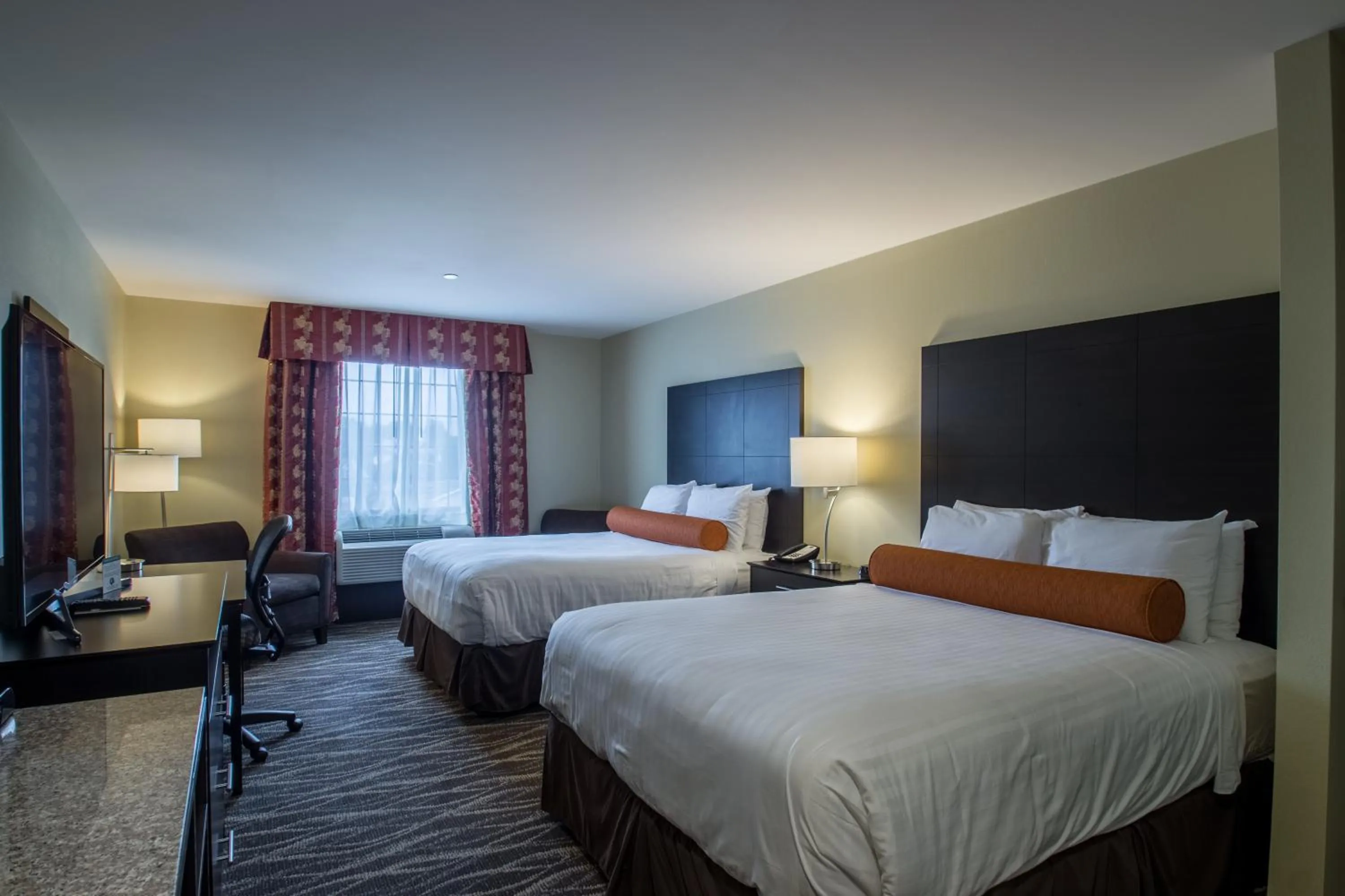 Bed in Cobblestone Inn & Suites - St Marys