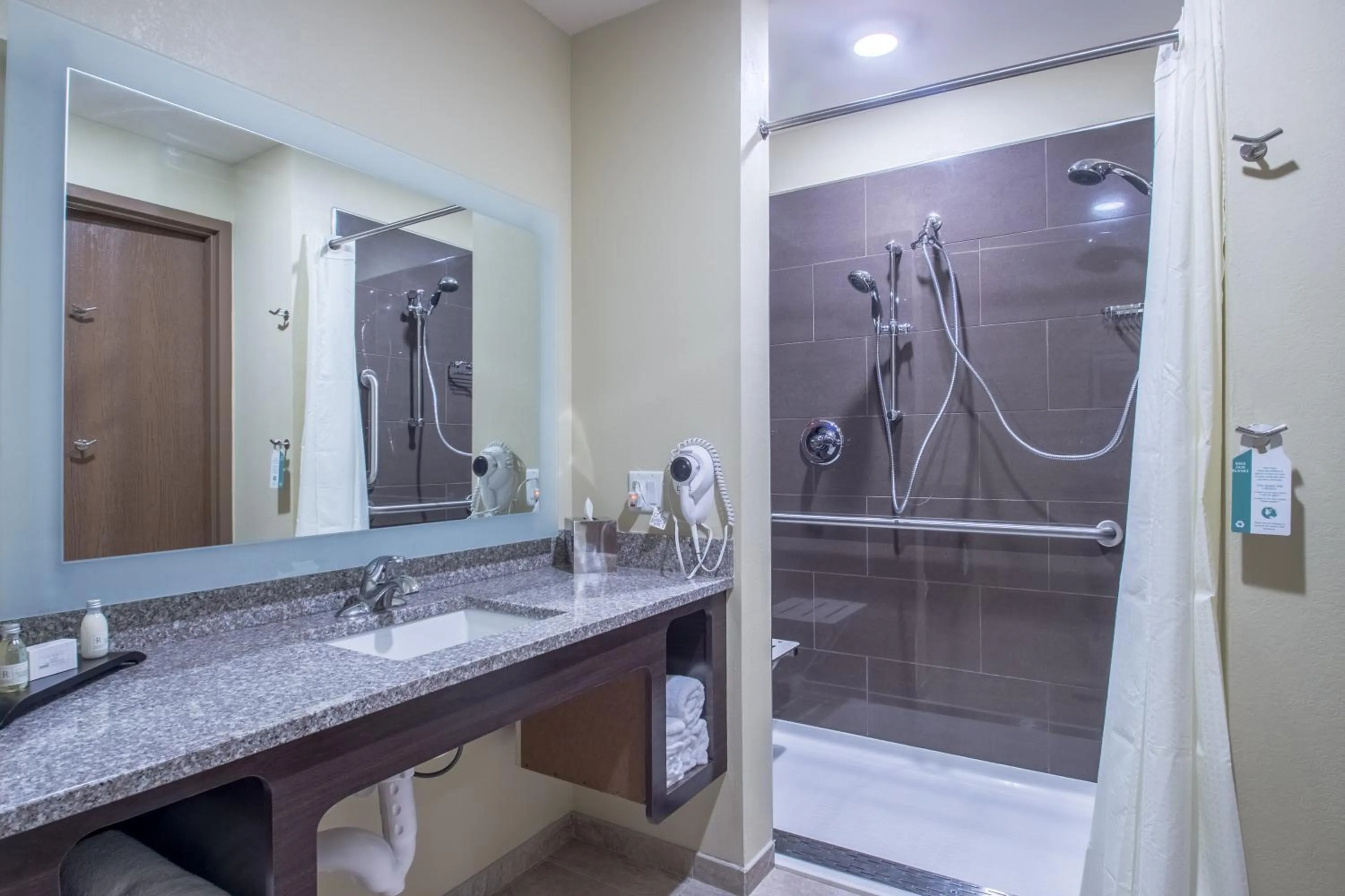 Shower in Cobblestone Inn & Suites - St Marys