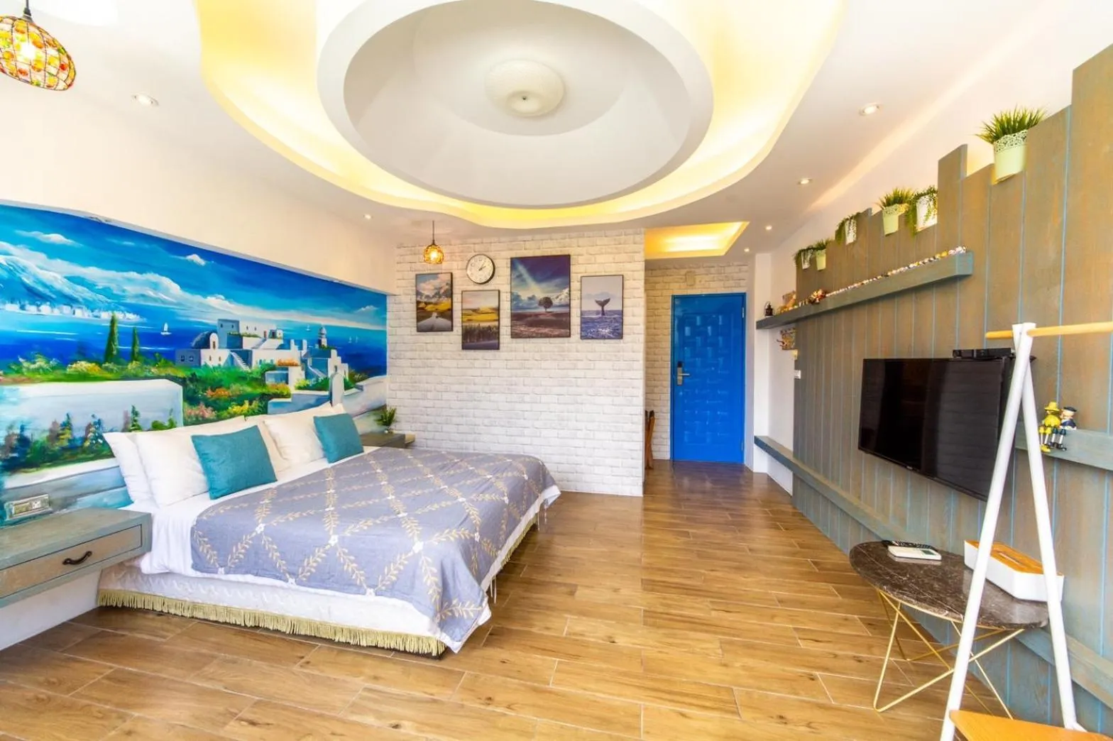 Photo of the whole room in Long To Sea Again