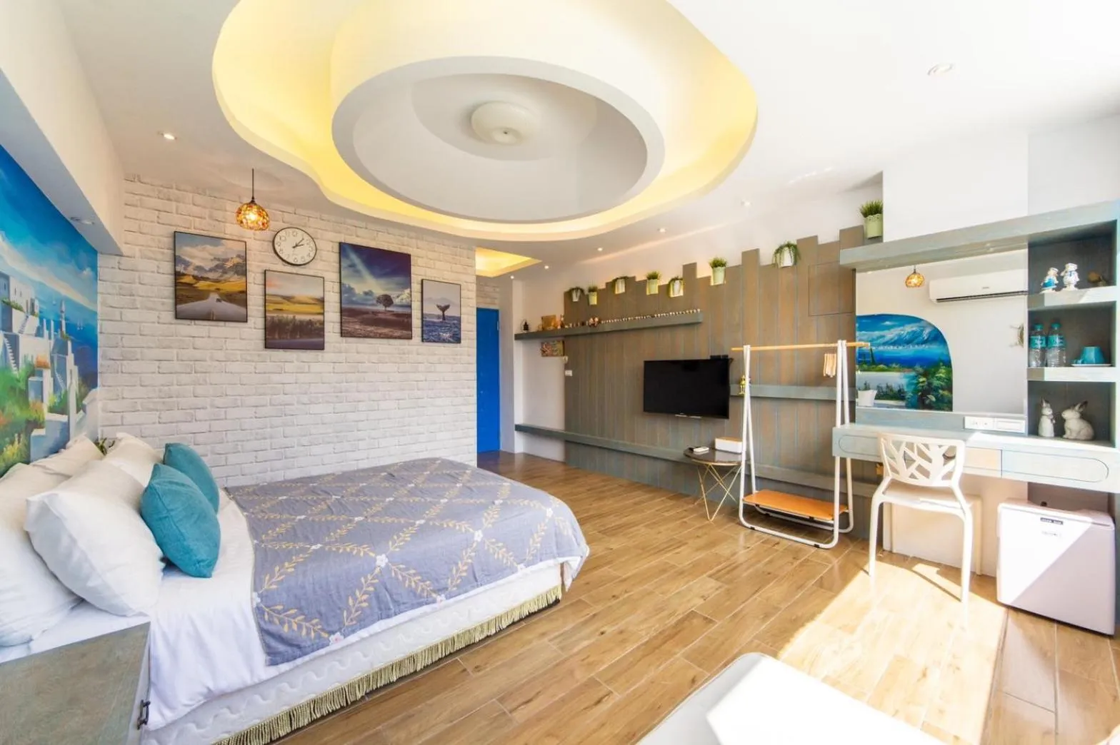 Photo of the whole room, Bed in Long To Sea Again