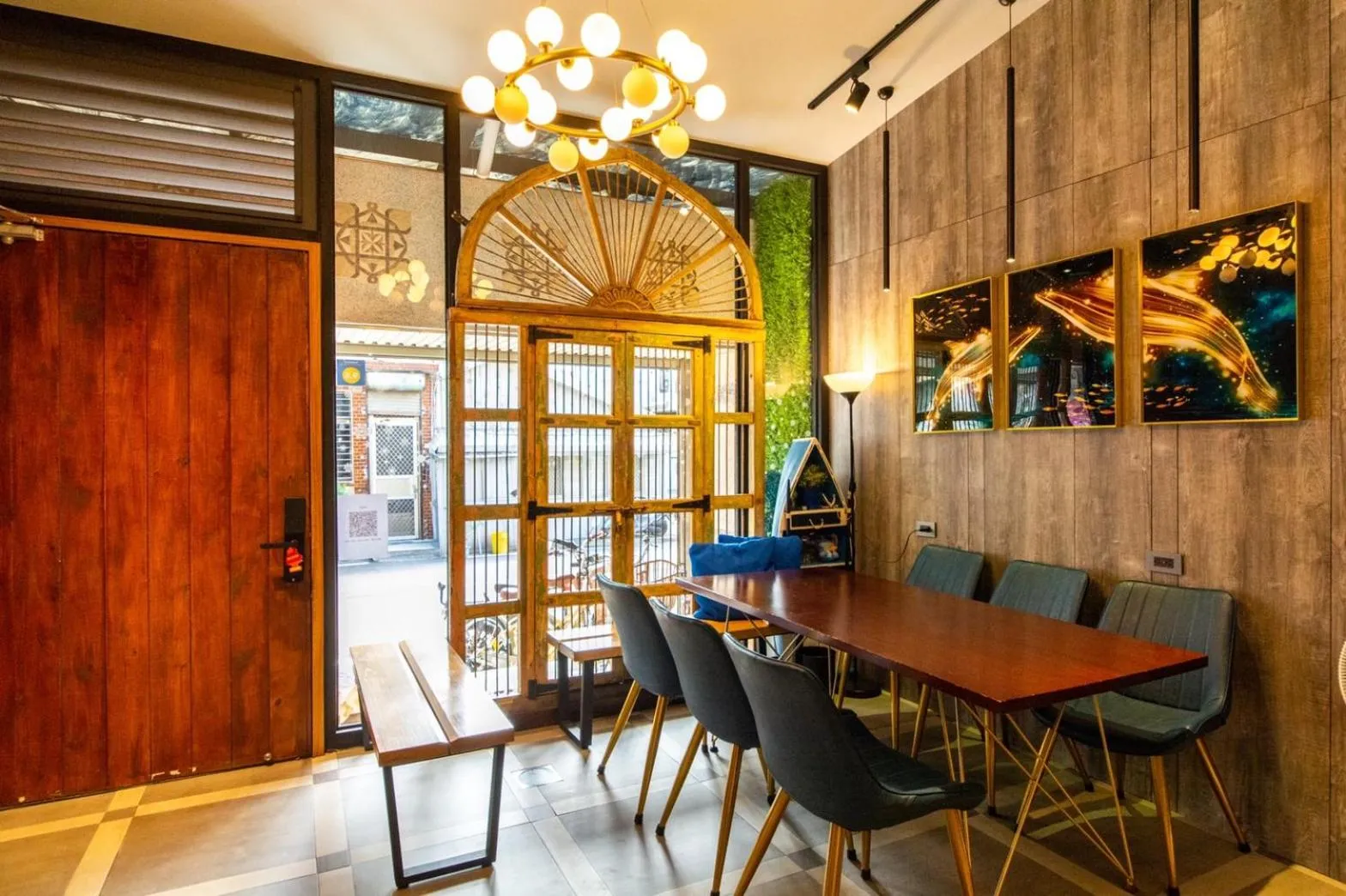 Dining area in Long To Sea Again