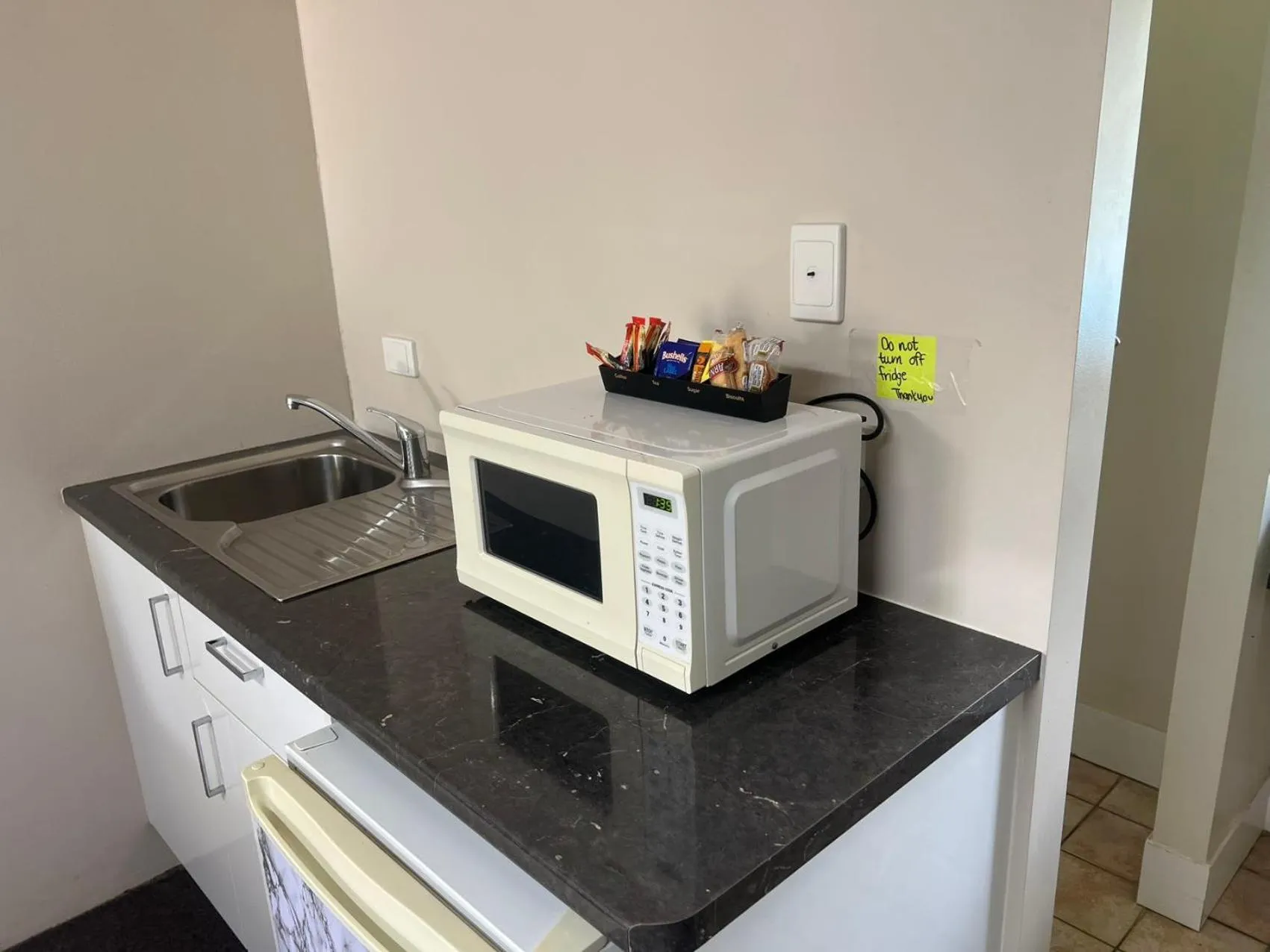 Kitchen or kitchenette in Kalua Motel