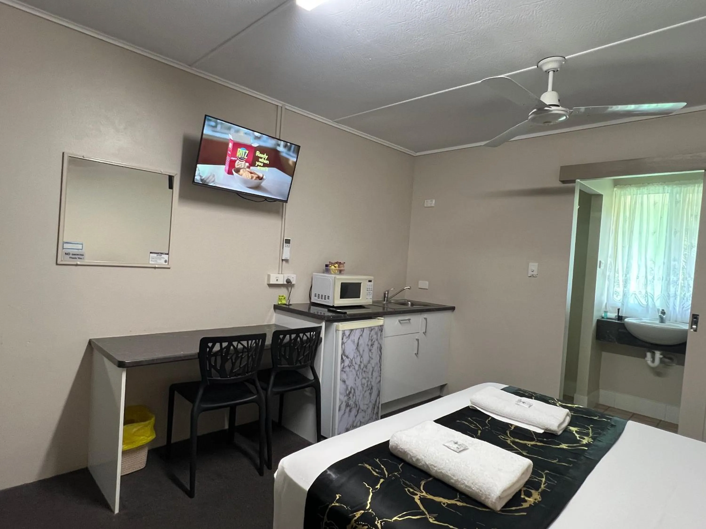 Bedroom, Bed in Kalua Motel