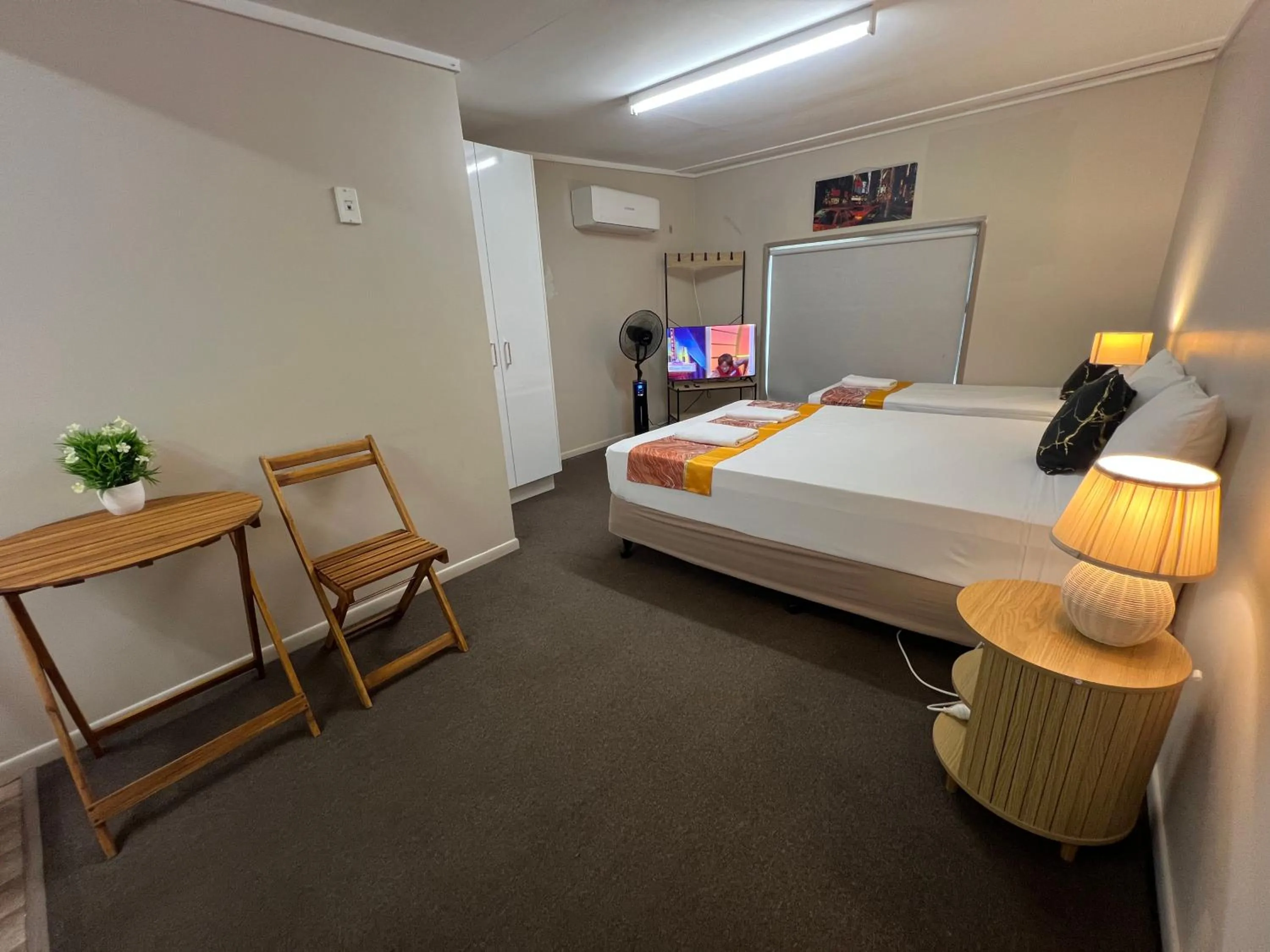 Photo of the whole room, Bed in Kalua Motel