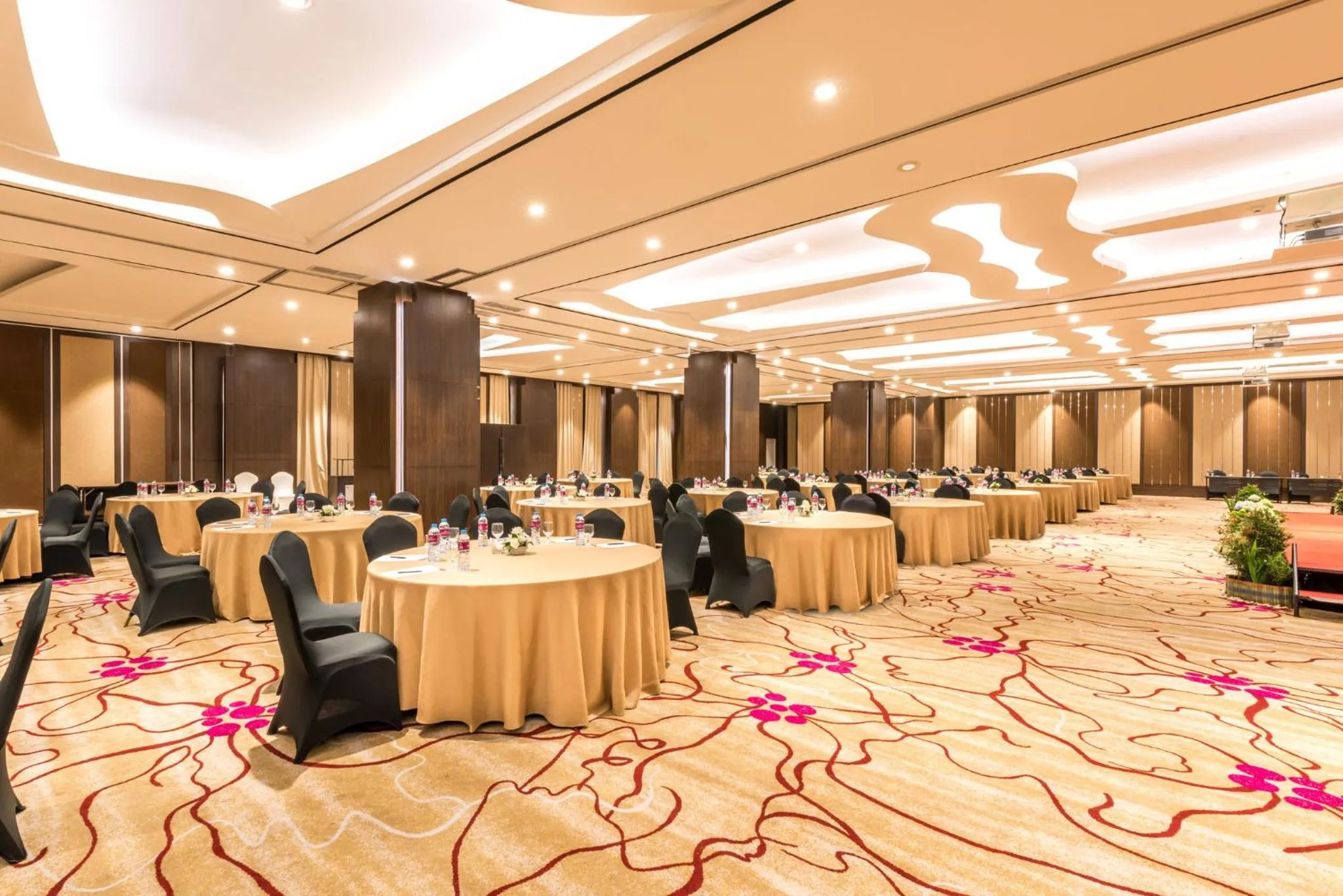 Meeting/conference room in Crowne Plaza Bandung by IHG