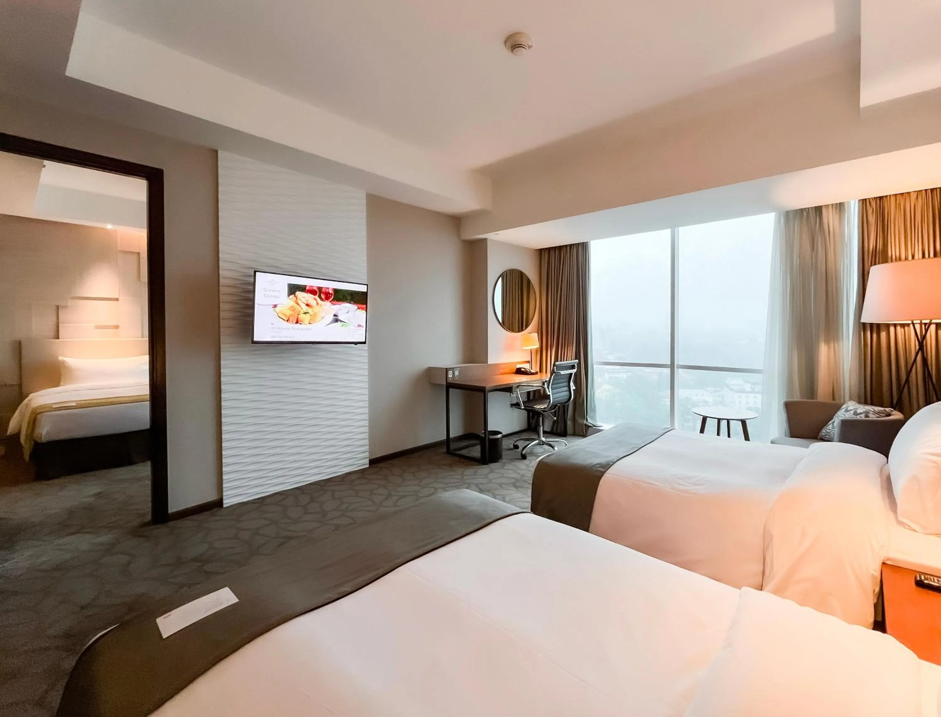 Photo of the whole room, Bed in Crowne Plaza Bandung by IHG