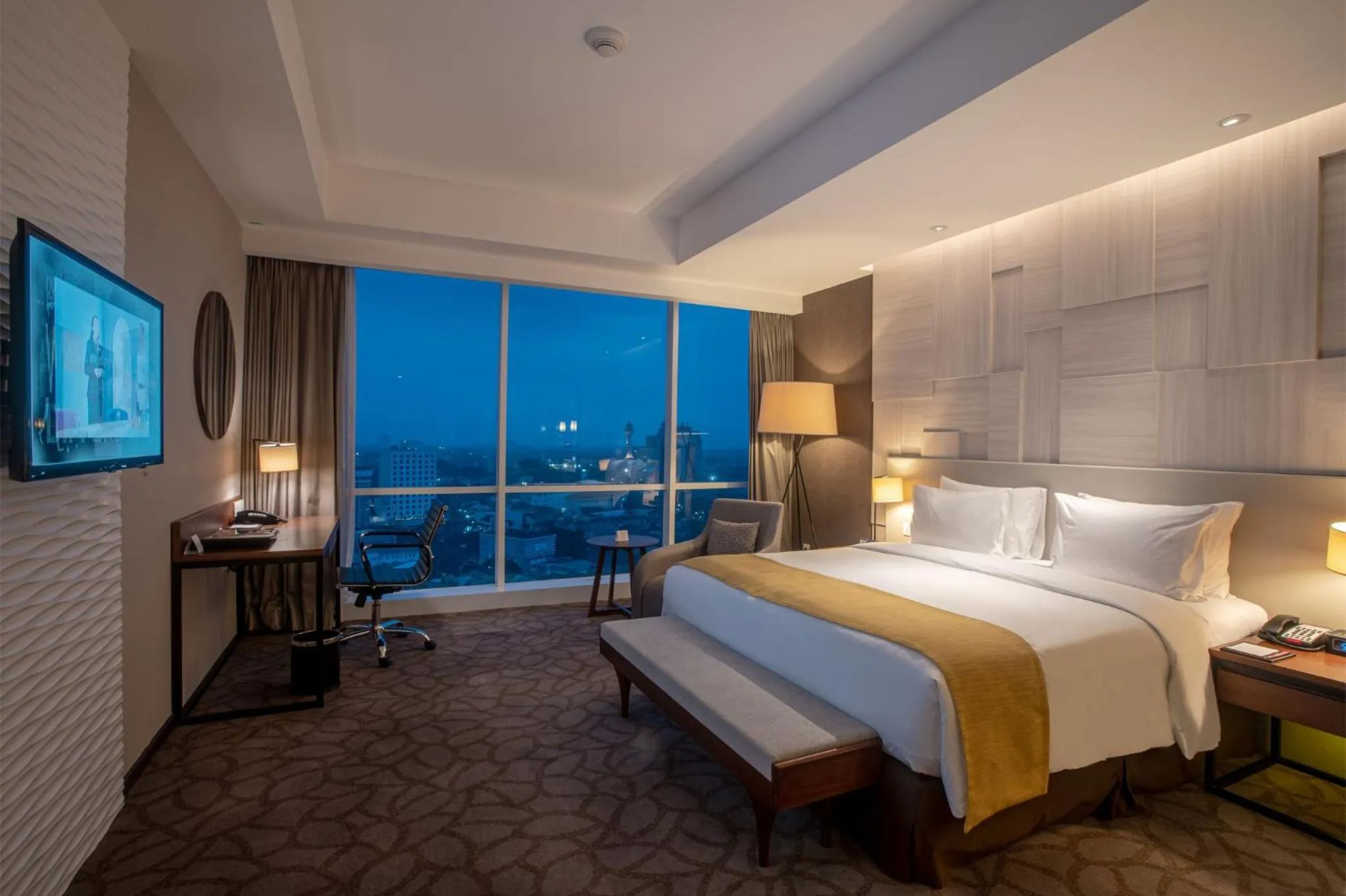 Photo of the whole room, Bed in Crowne Plaza Bandung by IHG