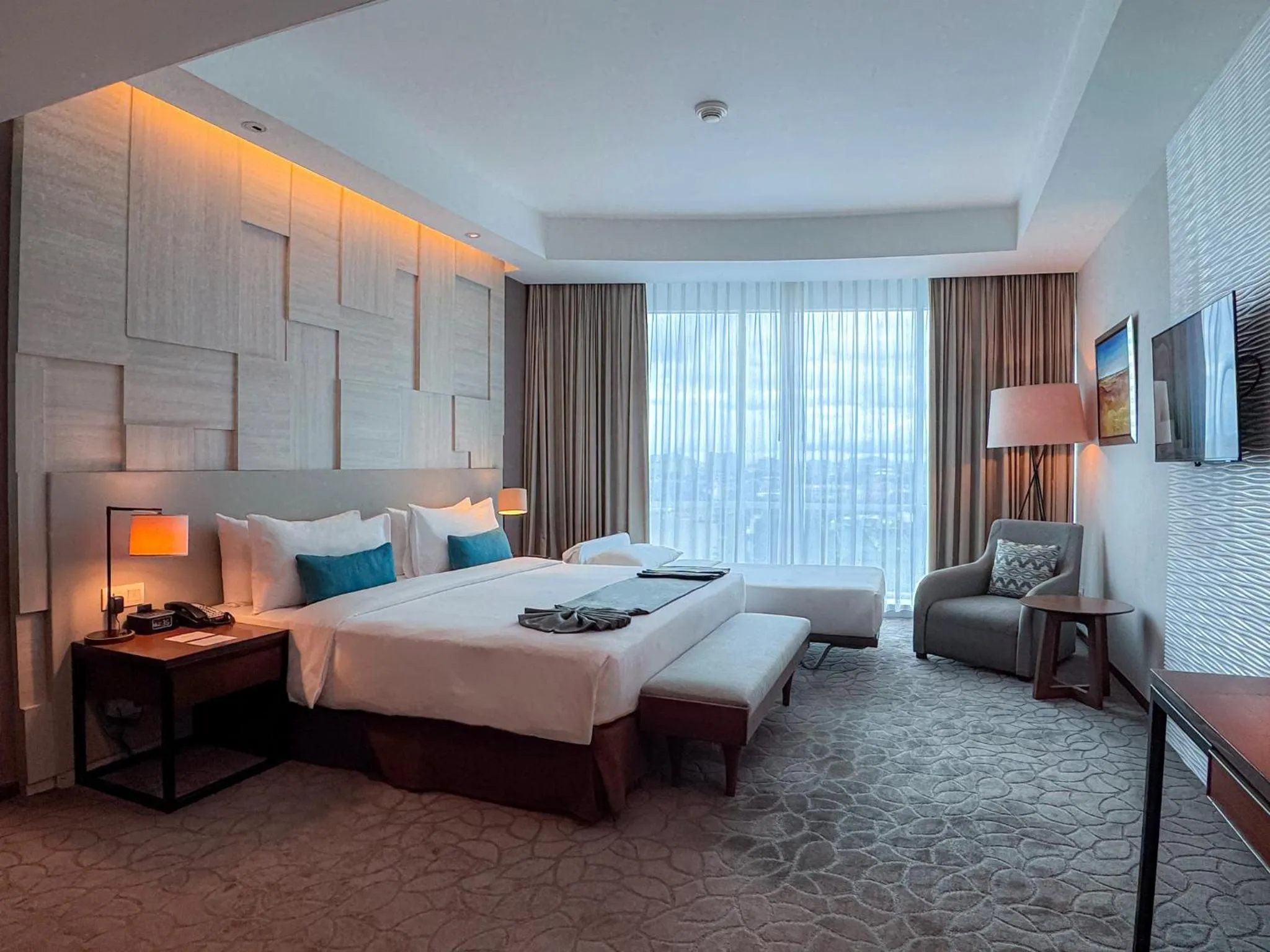 Photo of the whole room, Bed in Crowne Plaza Bandung by IHG