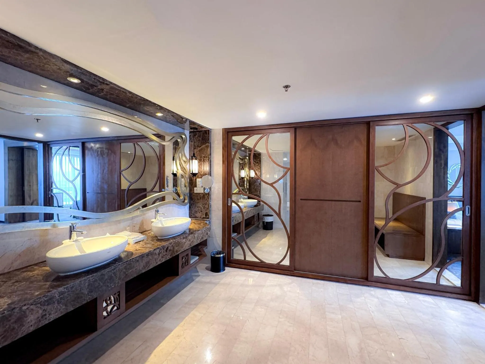 Photo of the whole room, Bed in Crowne Plaza Bandung by IHG