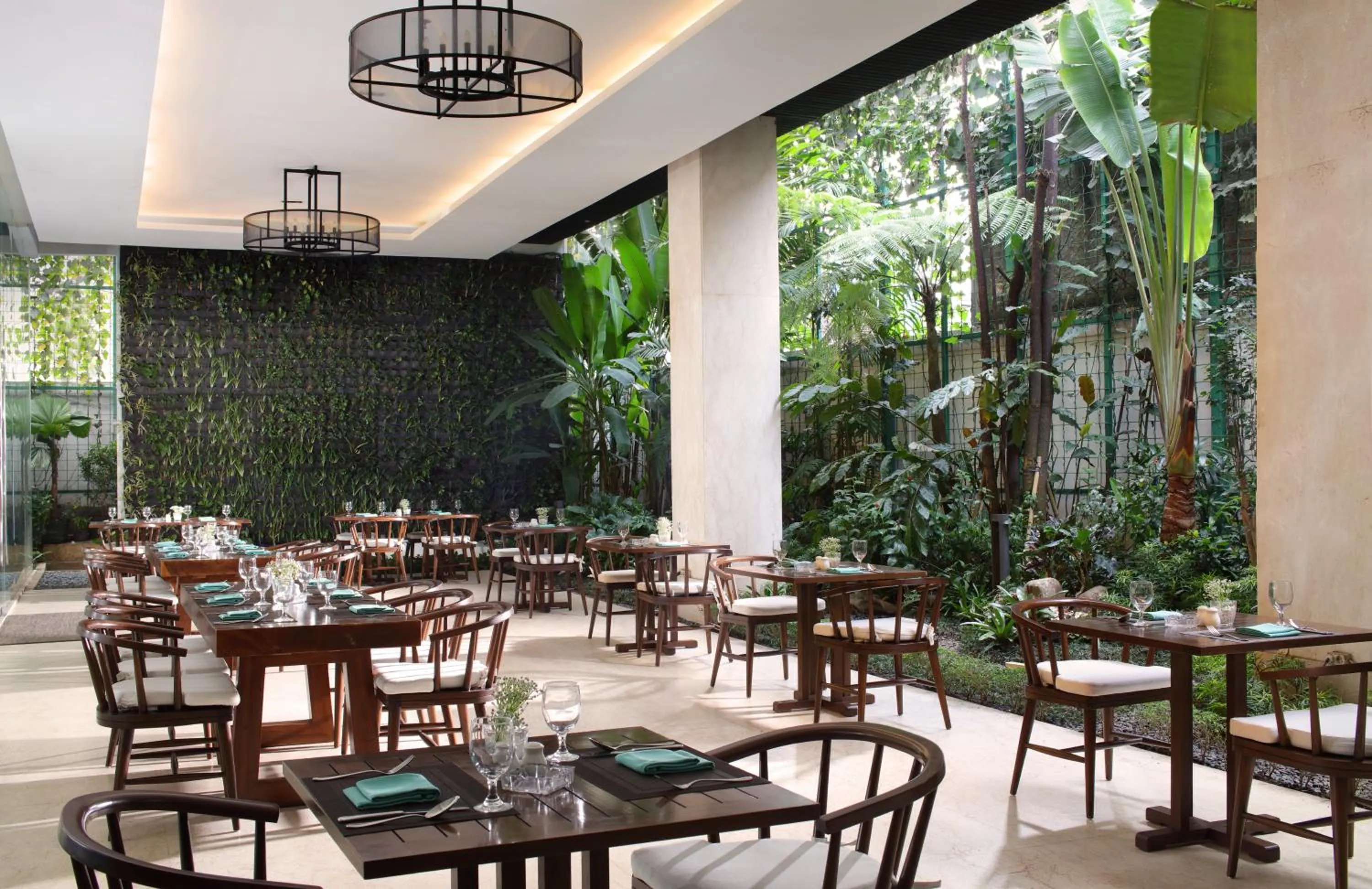 Restaurant/places to eat in Crowne Plaza Bandung by IHG