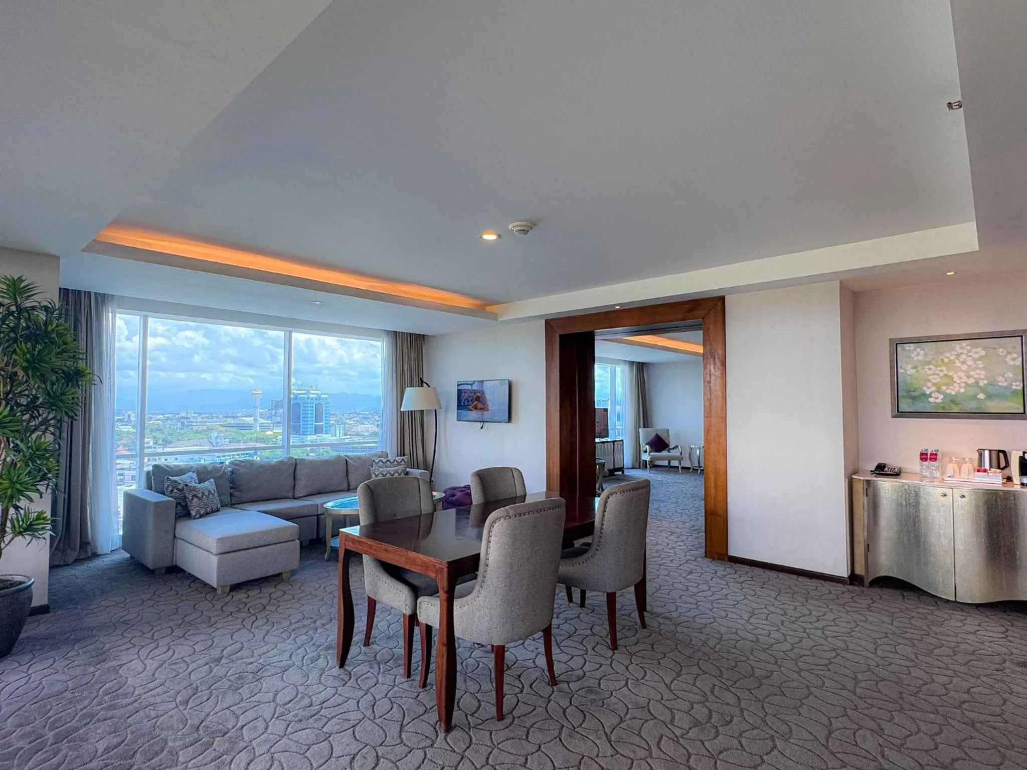 Photo of the whole room in Crowne Plaza Bandung by IHG