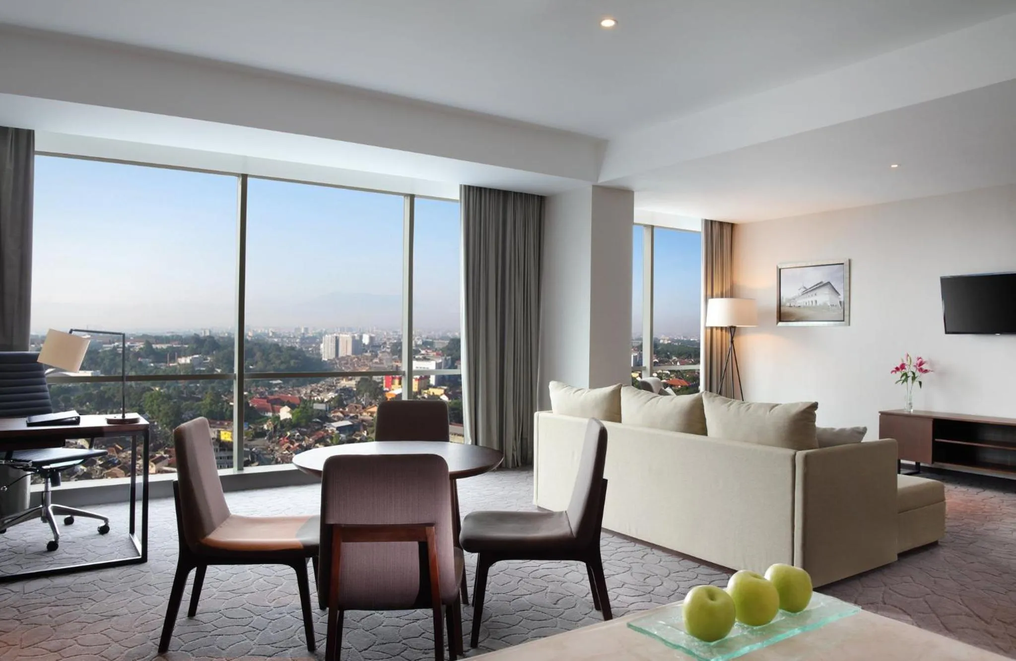 Photo of the whole room in Crowne Plaza Bandung by IHG