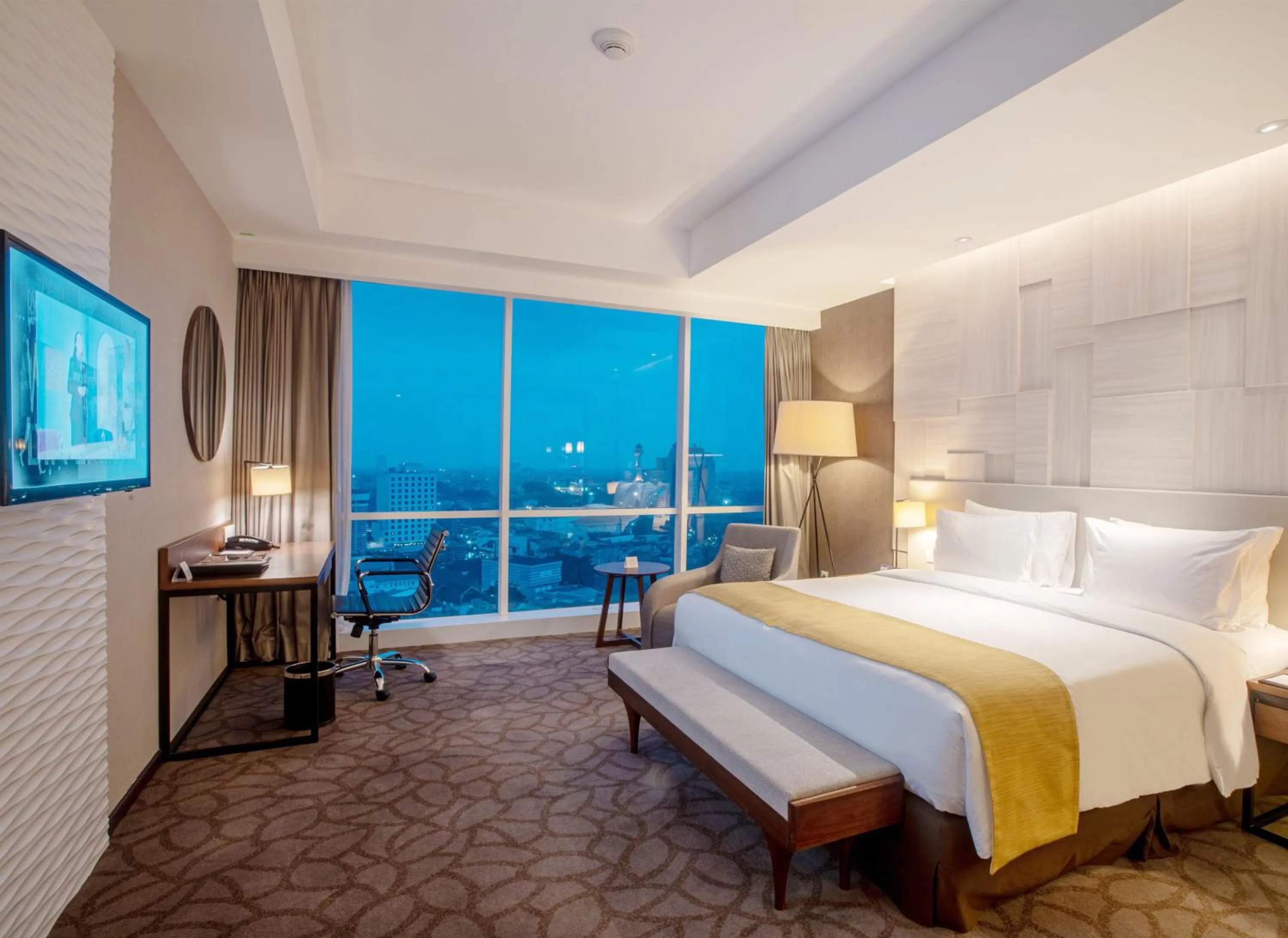 Photo of the whole room, Bed in Crowne Plaza Bandung by IHG