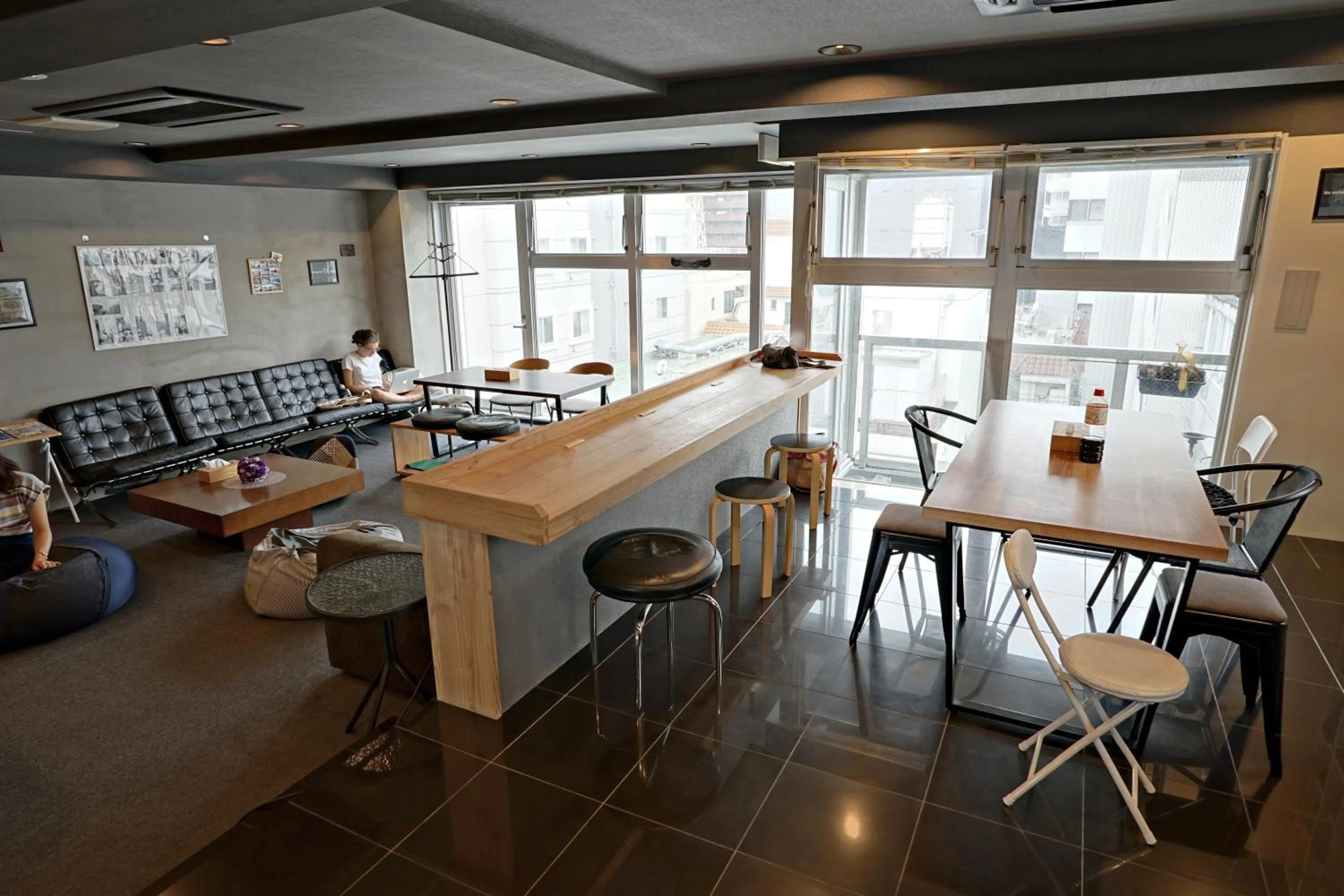 Communal lounge/ TV room in Santiago Guesthouse Hiroshima