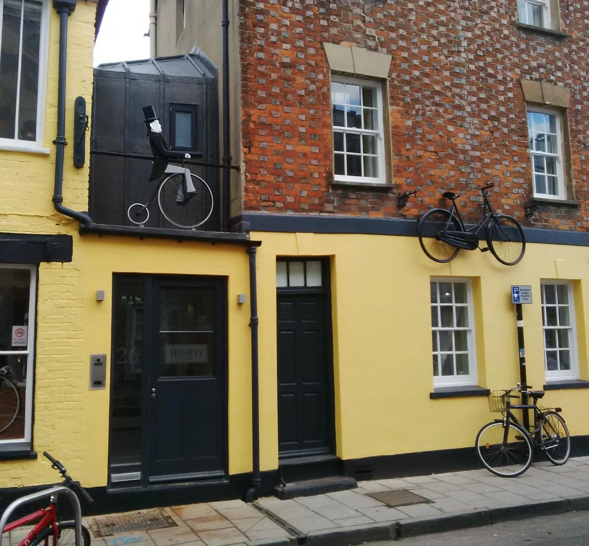 Facade/entrance in Henry's