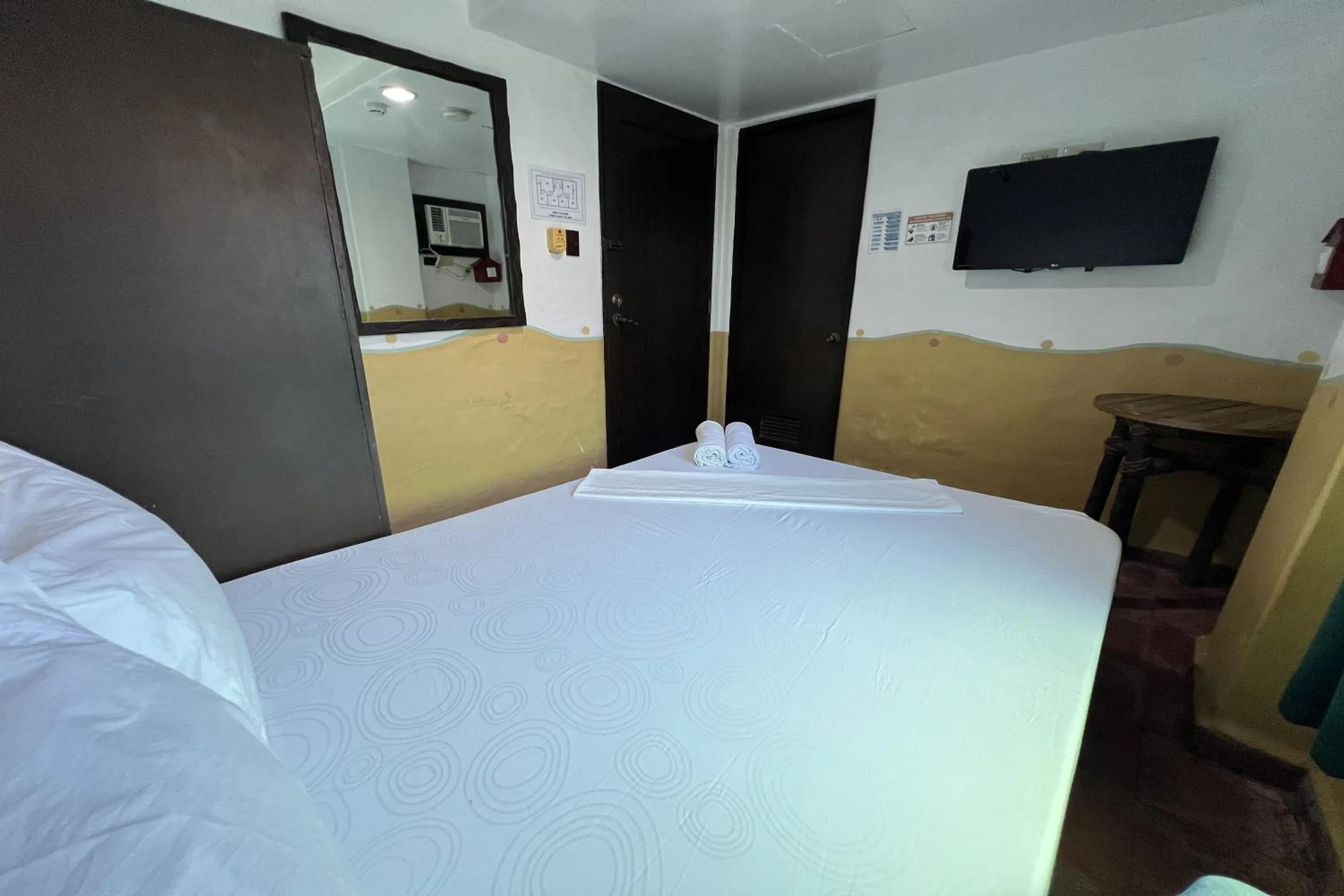 Photo of the whole room, Bed in Bangera Inn