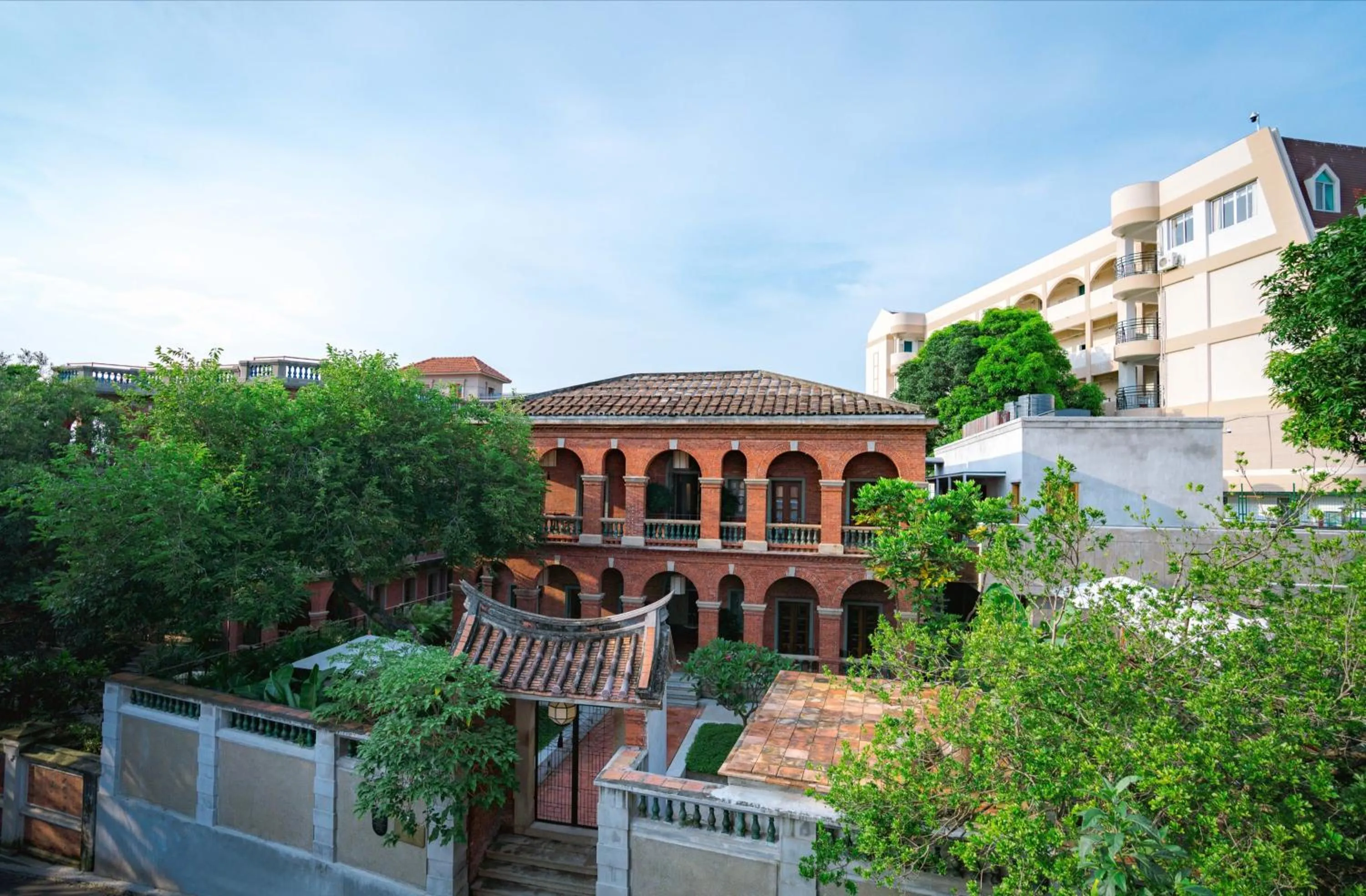 Property building in LeeManorHotle