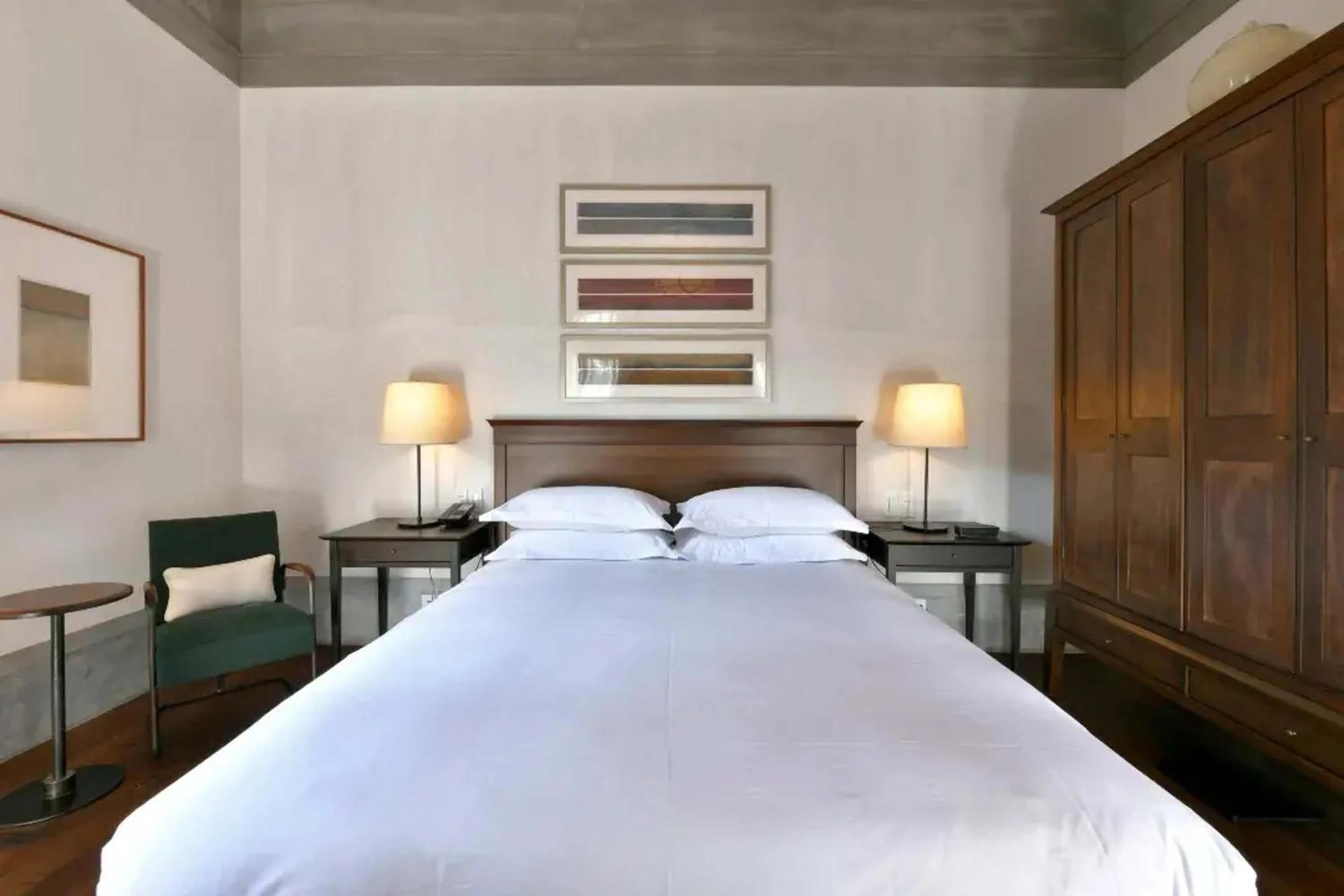 Bed in LeeManorHotle