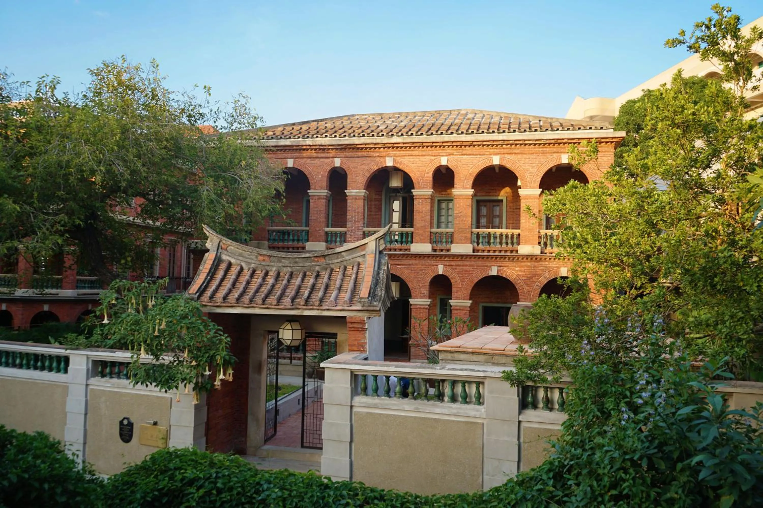 Property building in LeeManorHotle