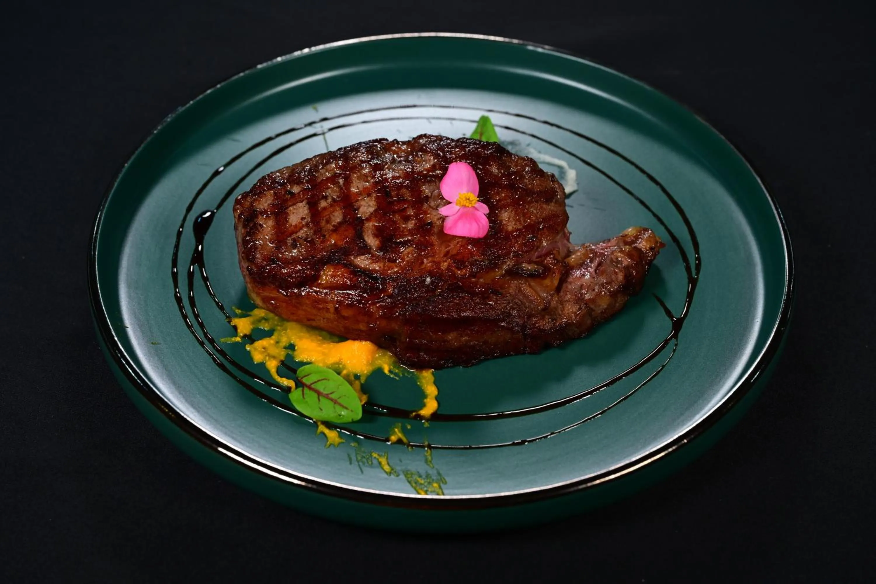 Restaurant/places to eat in Hotel Sir Royal