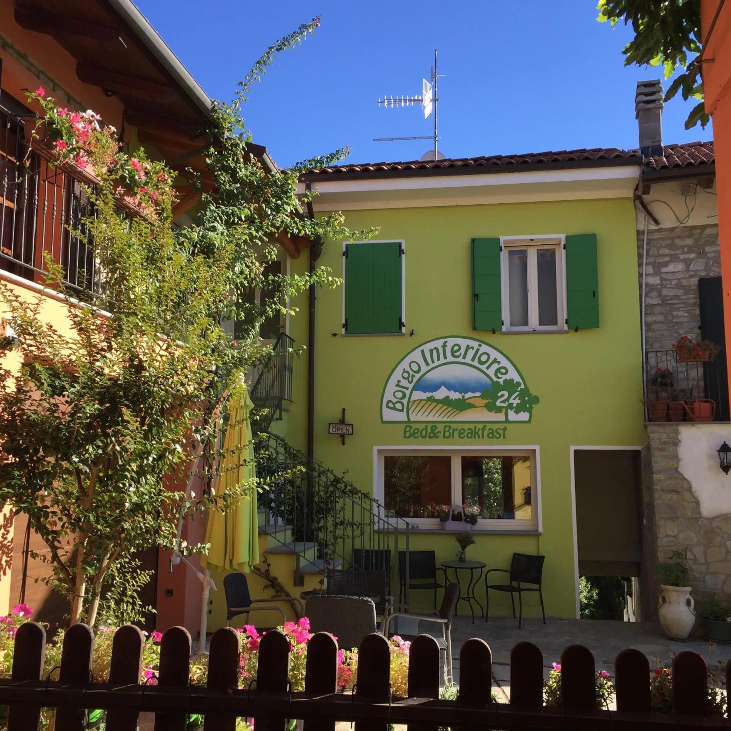 Facade/entrance in Borgo Inferiore 24