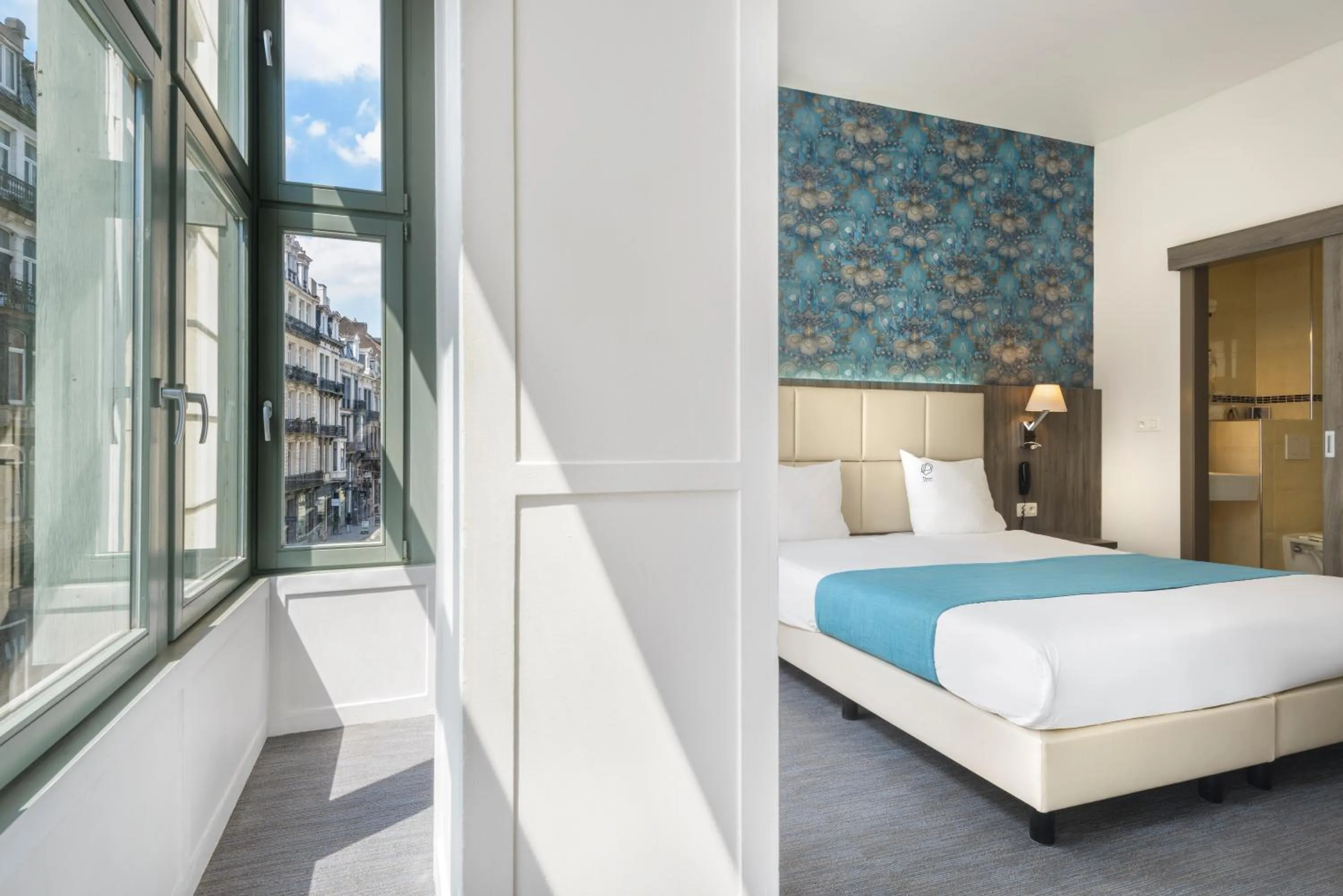 Balcony/Terrace, Bed in Dansaert Hotel