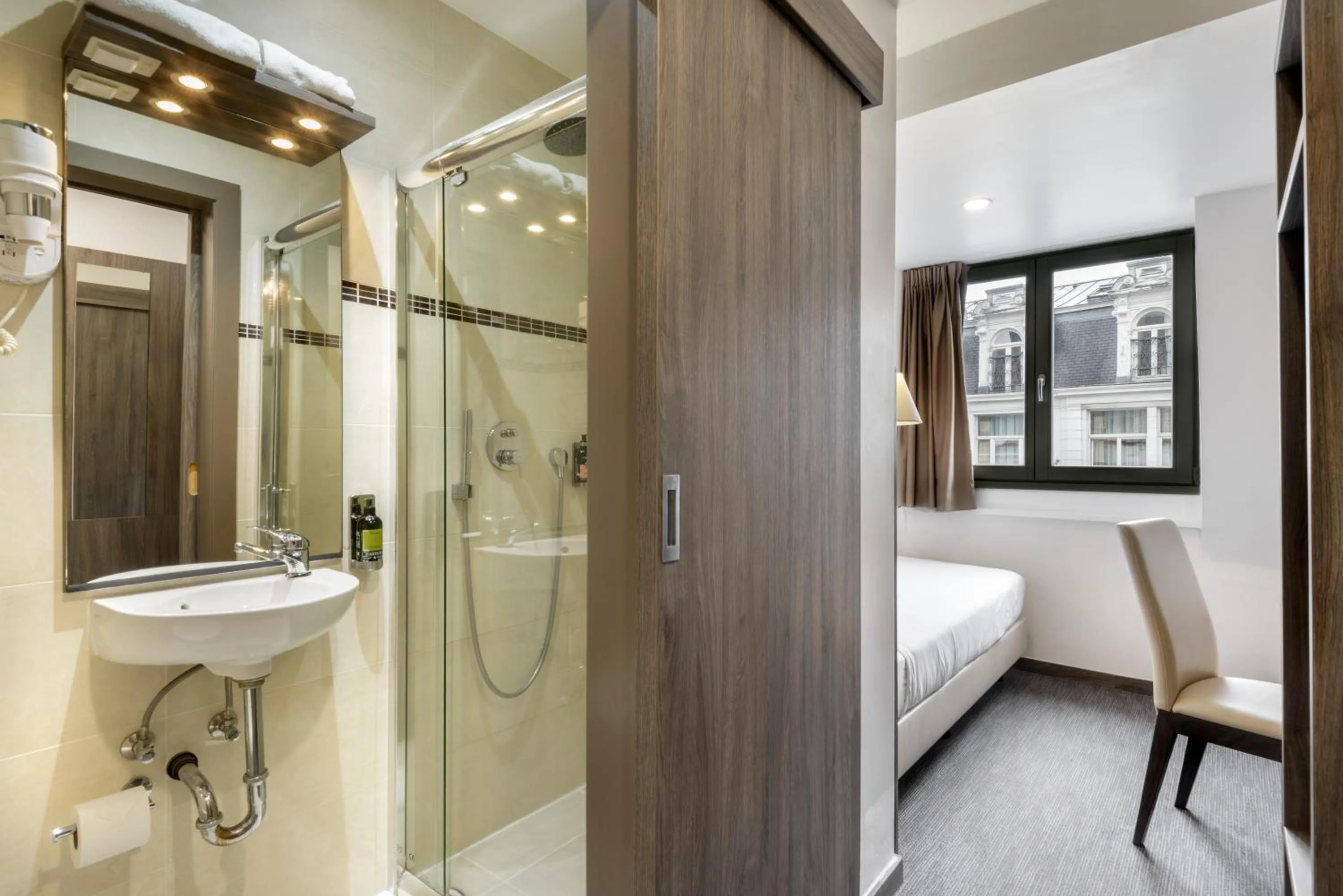 Bedroom, Bed in Dansaert Hotel