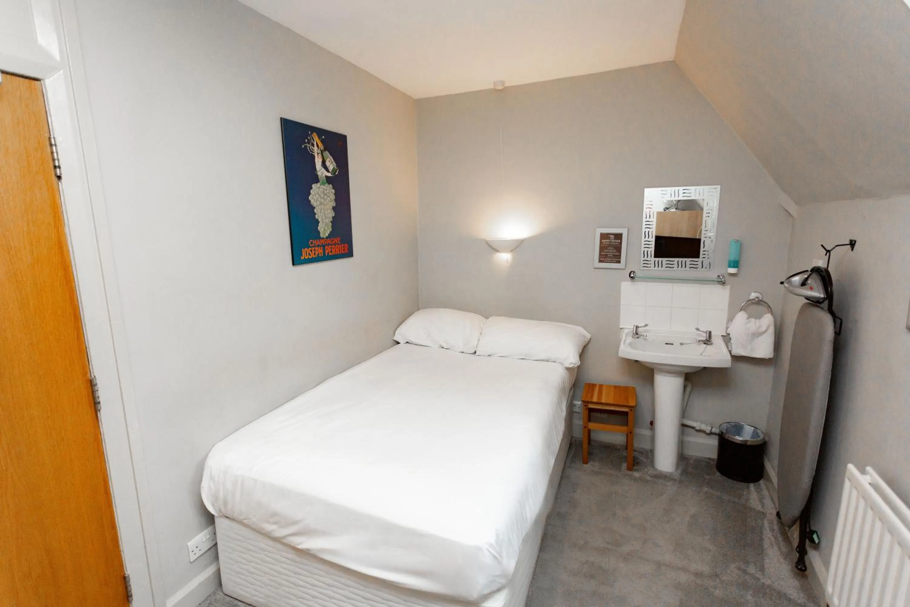 Bedroom, Bed in The Corner House Hotel