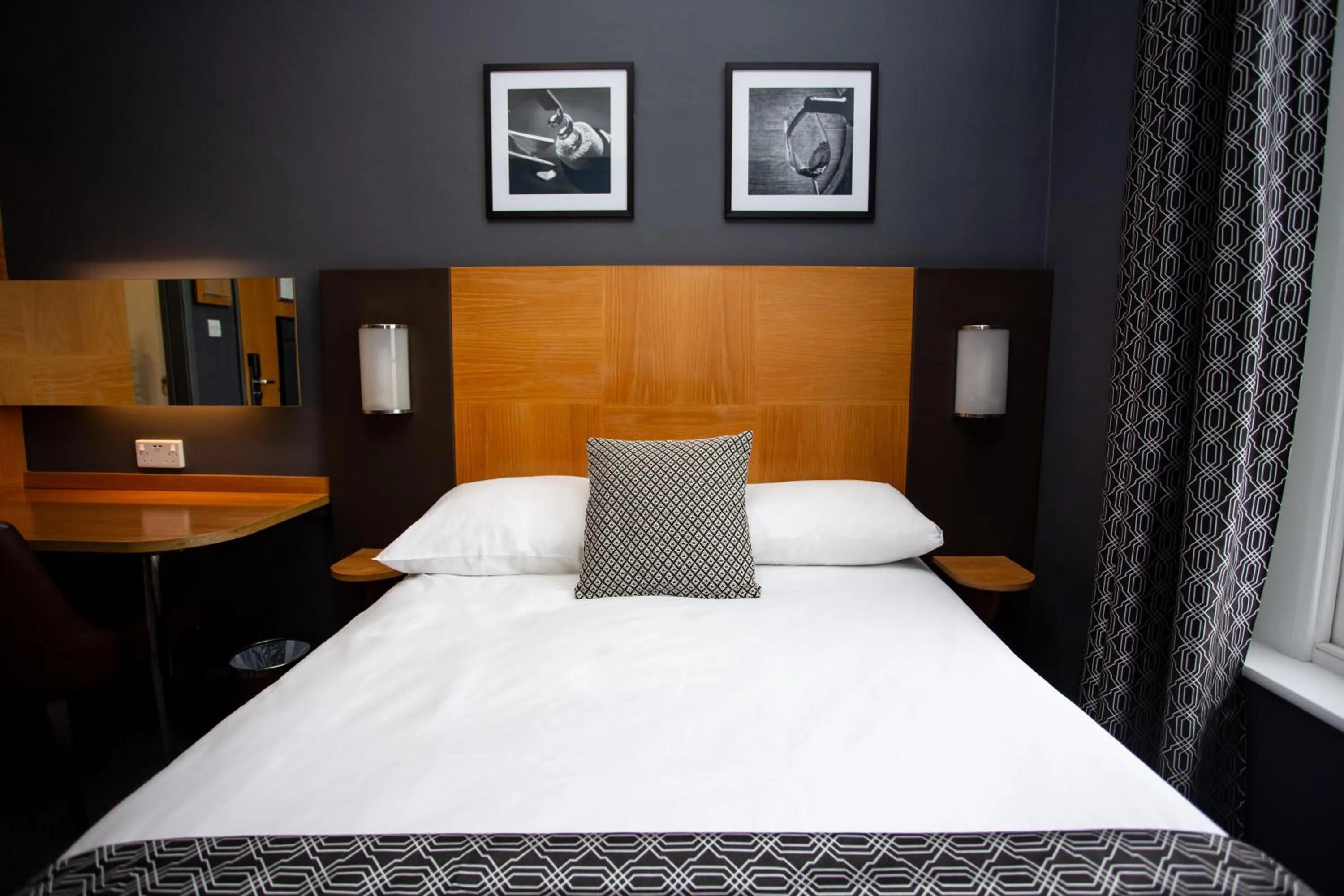 Bedroom, Bed in The Corner House Hotel