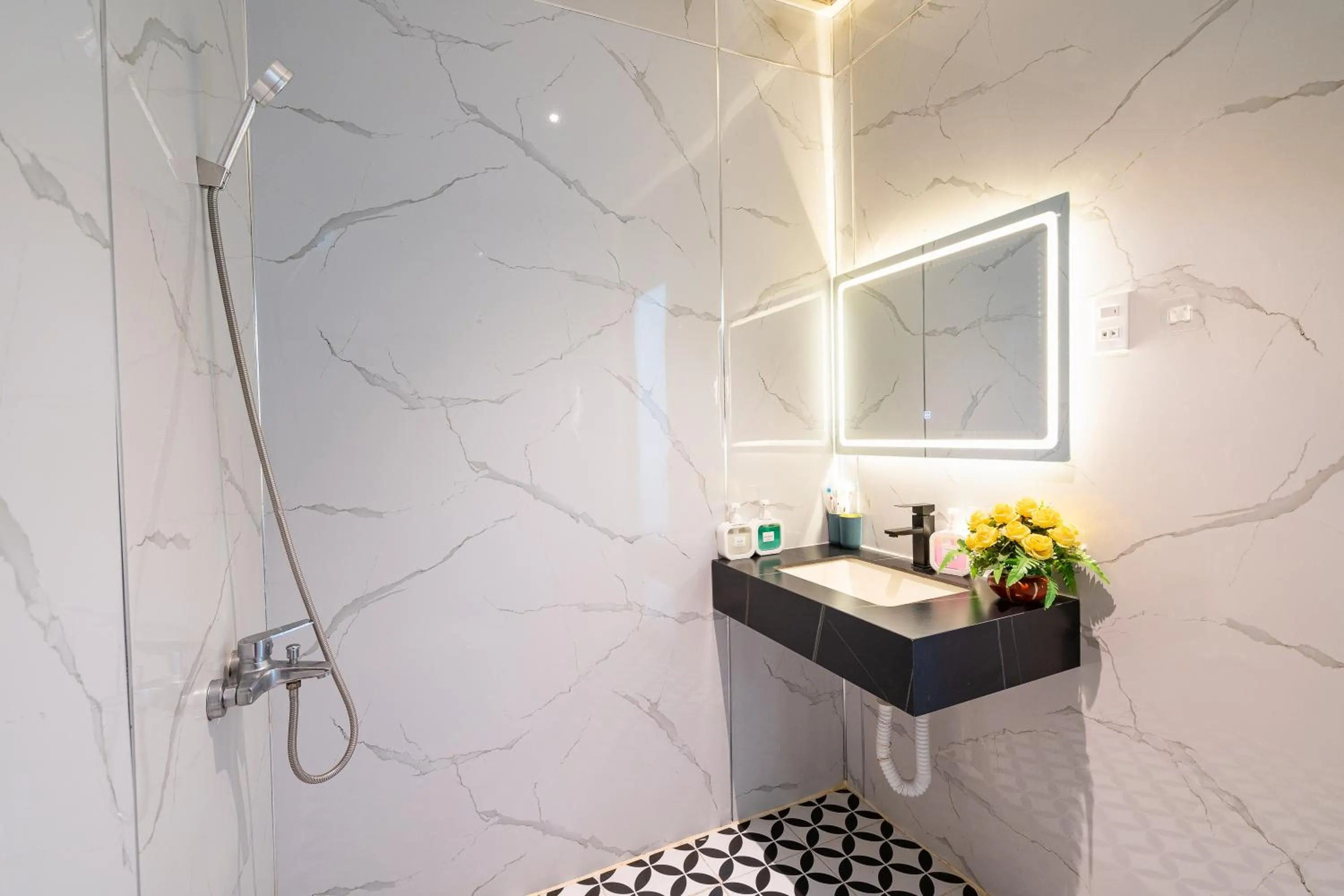 Shower in Nicecy Daily - Yersin Street