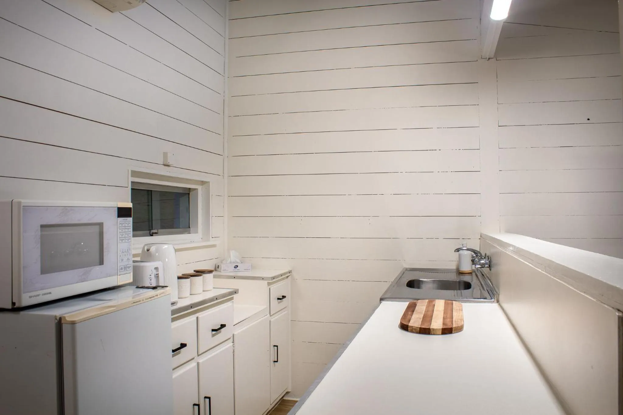 Kitchen or kitchenette in BATHURST GOLDFIELDS MOTEL at 428 CONROD STRAIGHT MOUNT PANORAMA