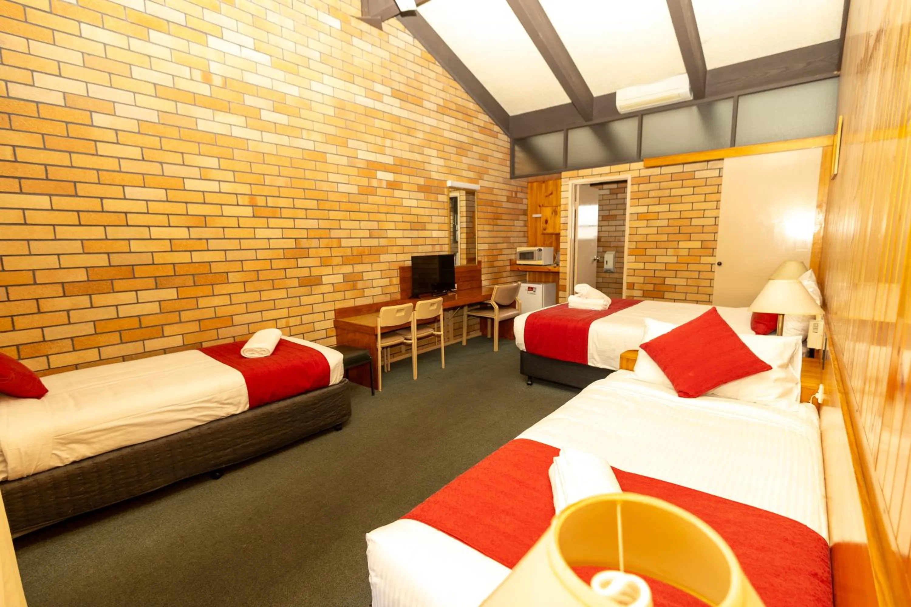 Bed in All Travellers Motor Inn