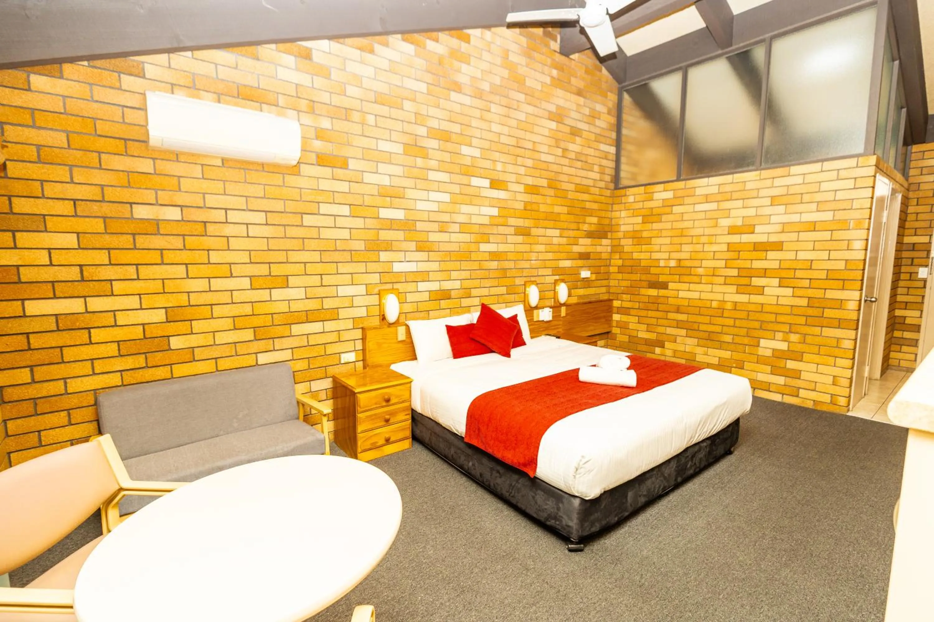 Bed in All Travellers Motor Inn