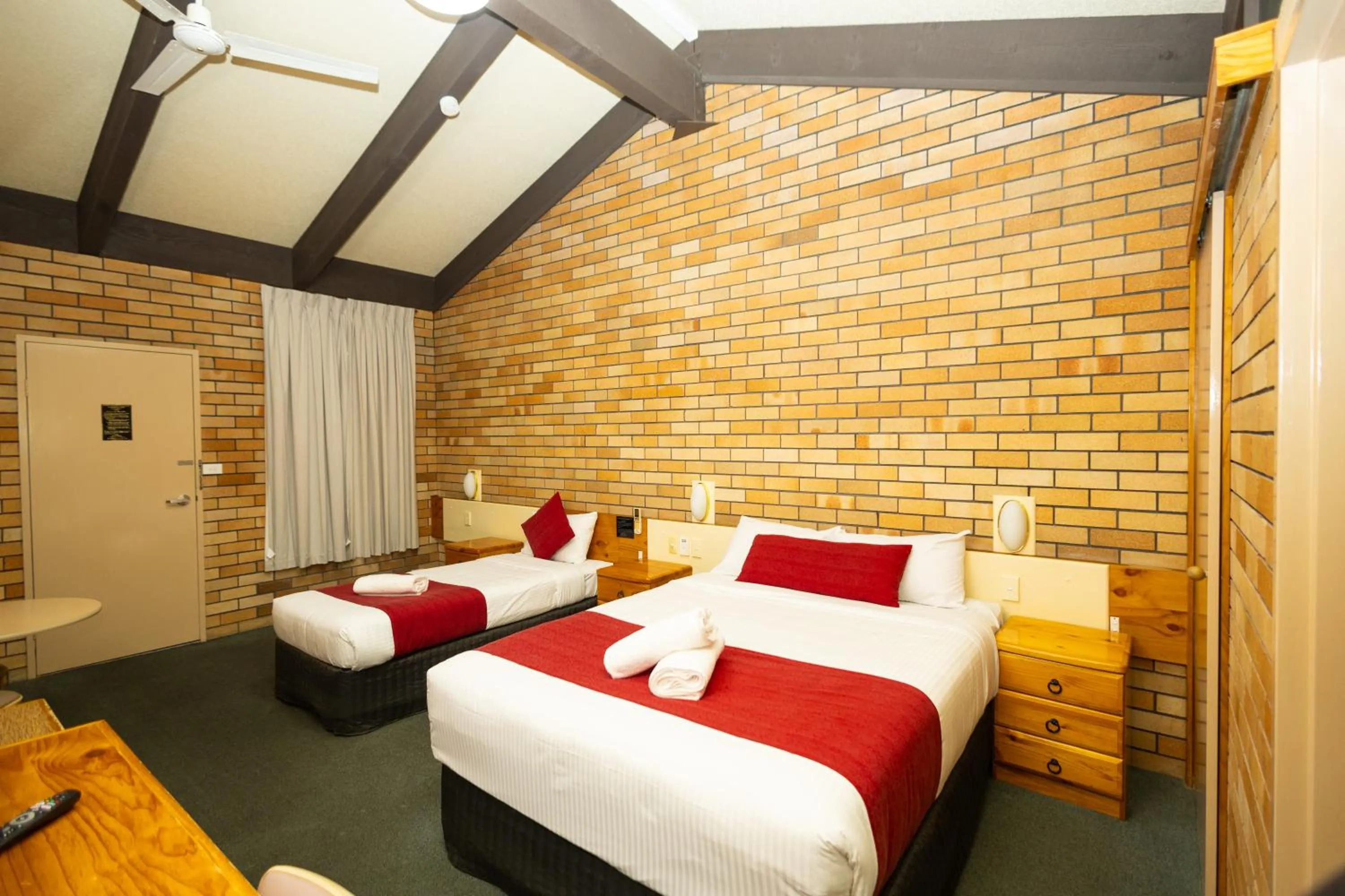 Bed in All Travellers Motor Inn