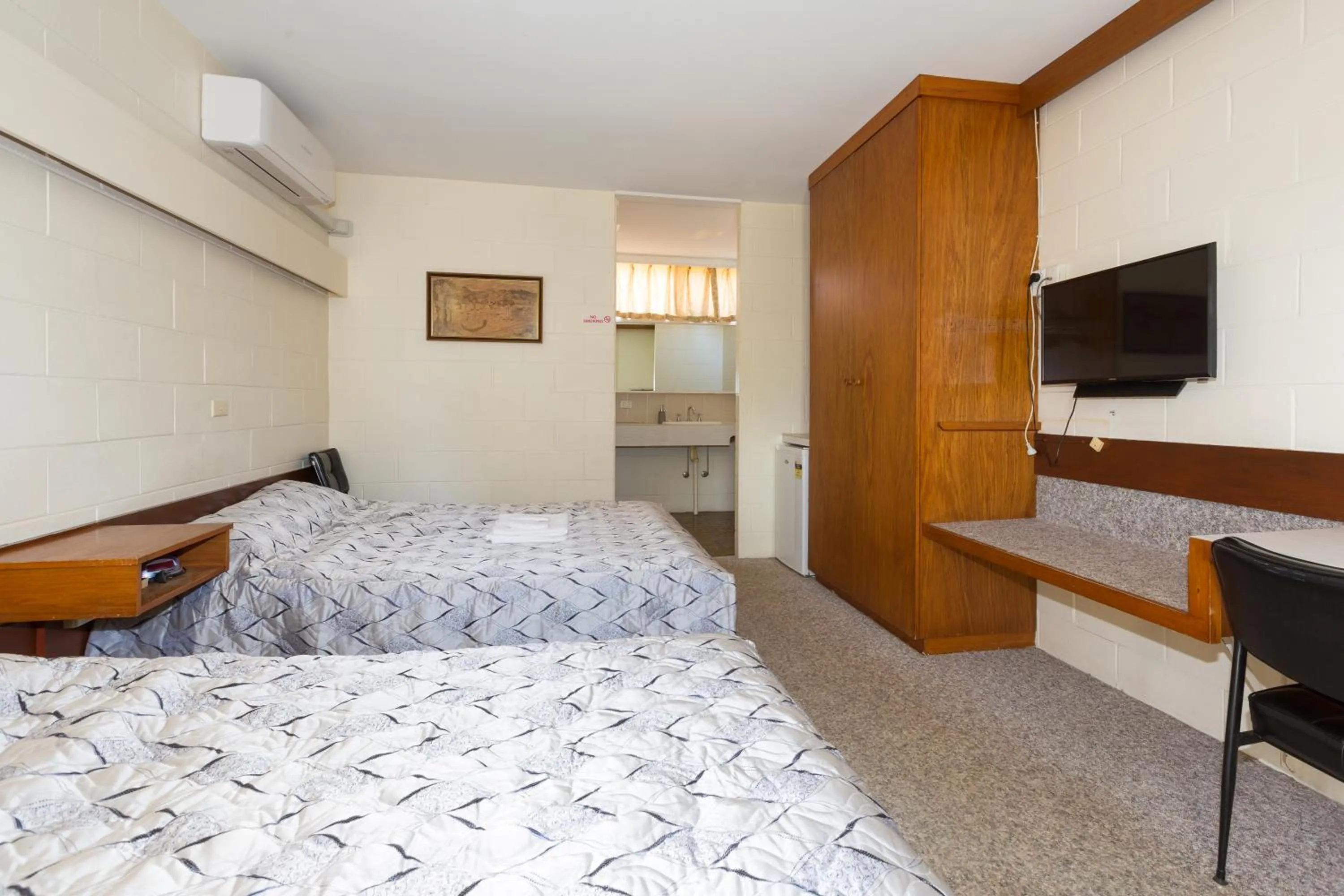 Photo of the whole room, Bed in Eden Nimo Motel