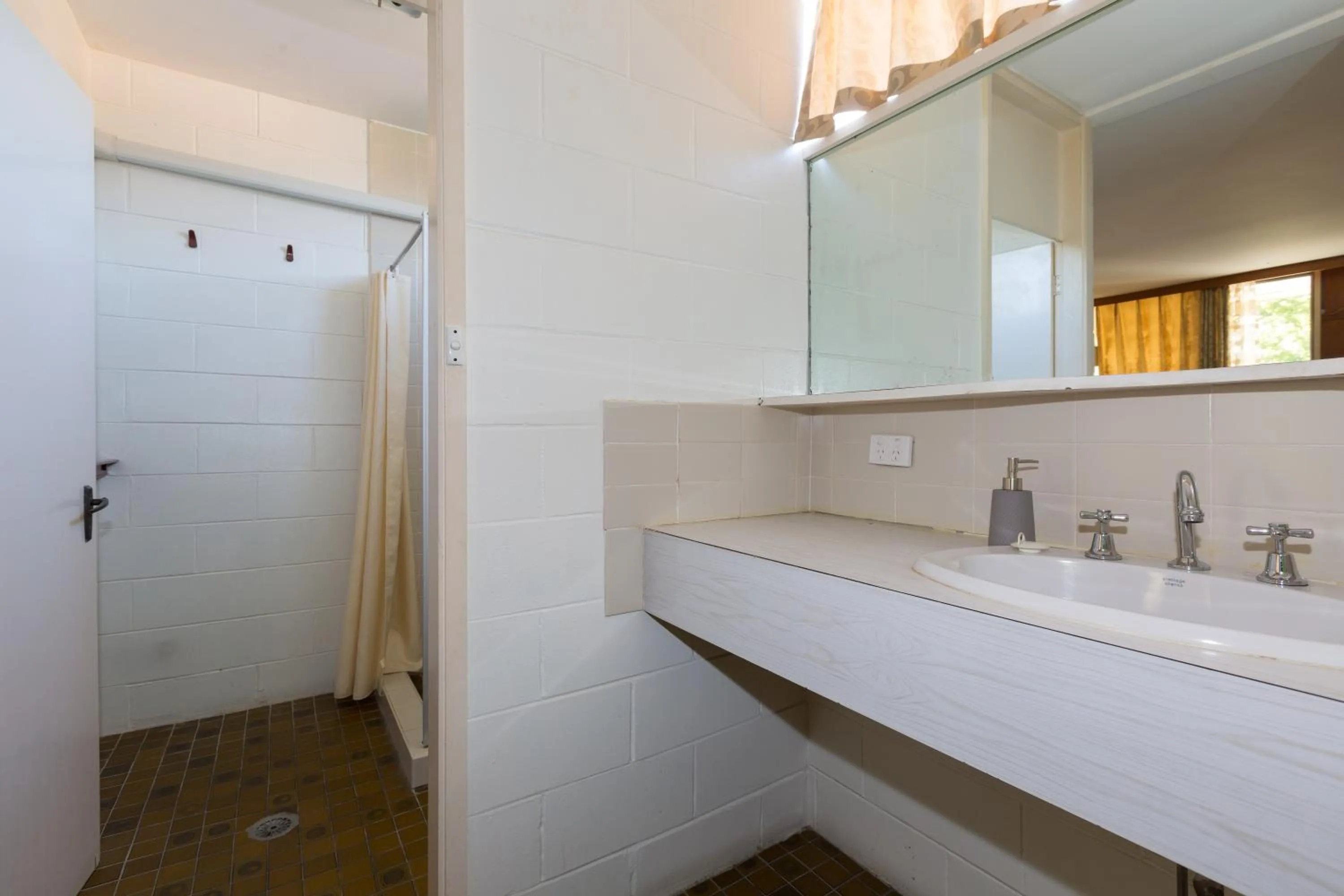 Bathroom in Eden Nimo Motel