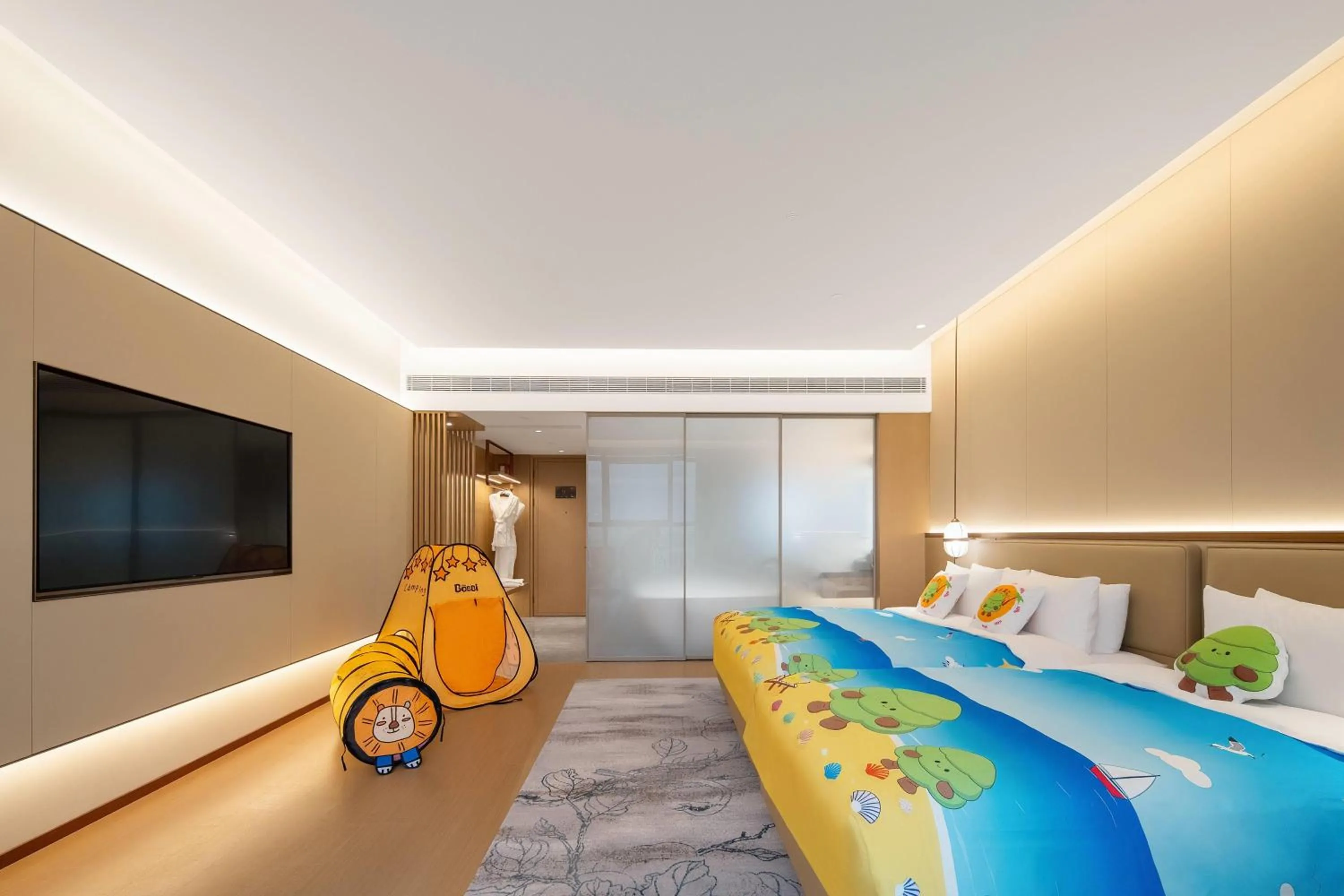 Photo of the whole room, Bed in Wyndham Garden Shanghai Songjiang