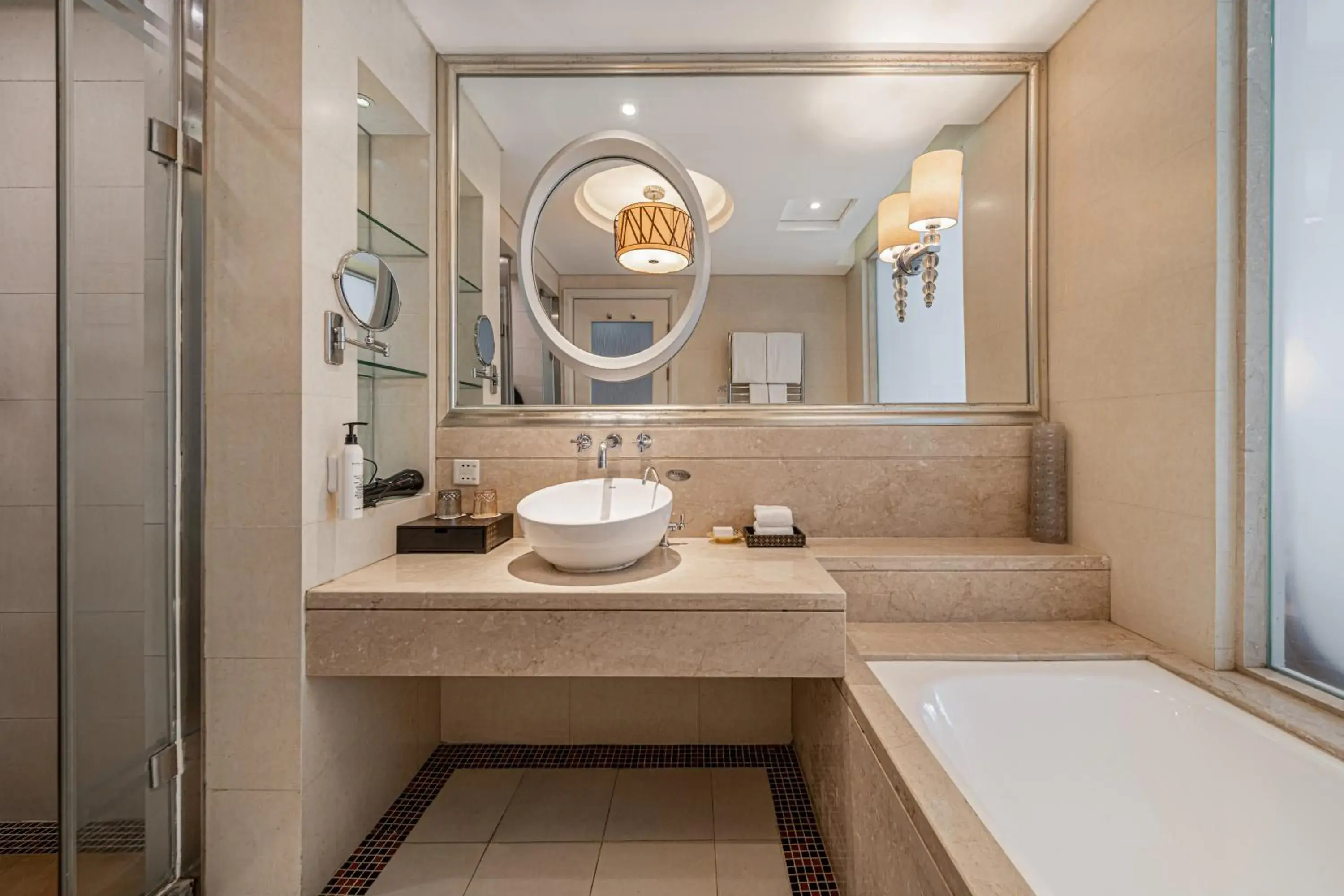 Poolside Superior Twin Room in Good View Hotel Tangxia - 15 mins drive from Dongguan South Railway Station Poolside Superior Twin Room in Good View Hotel Tangxia - 15 mins drive from Dongguan South Railway Station