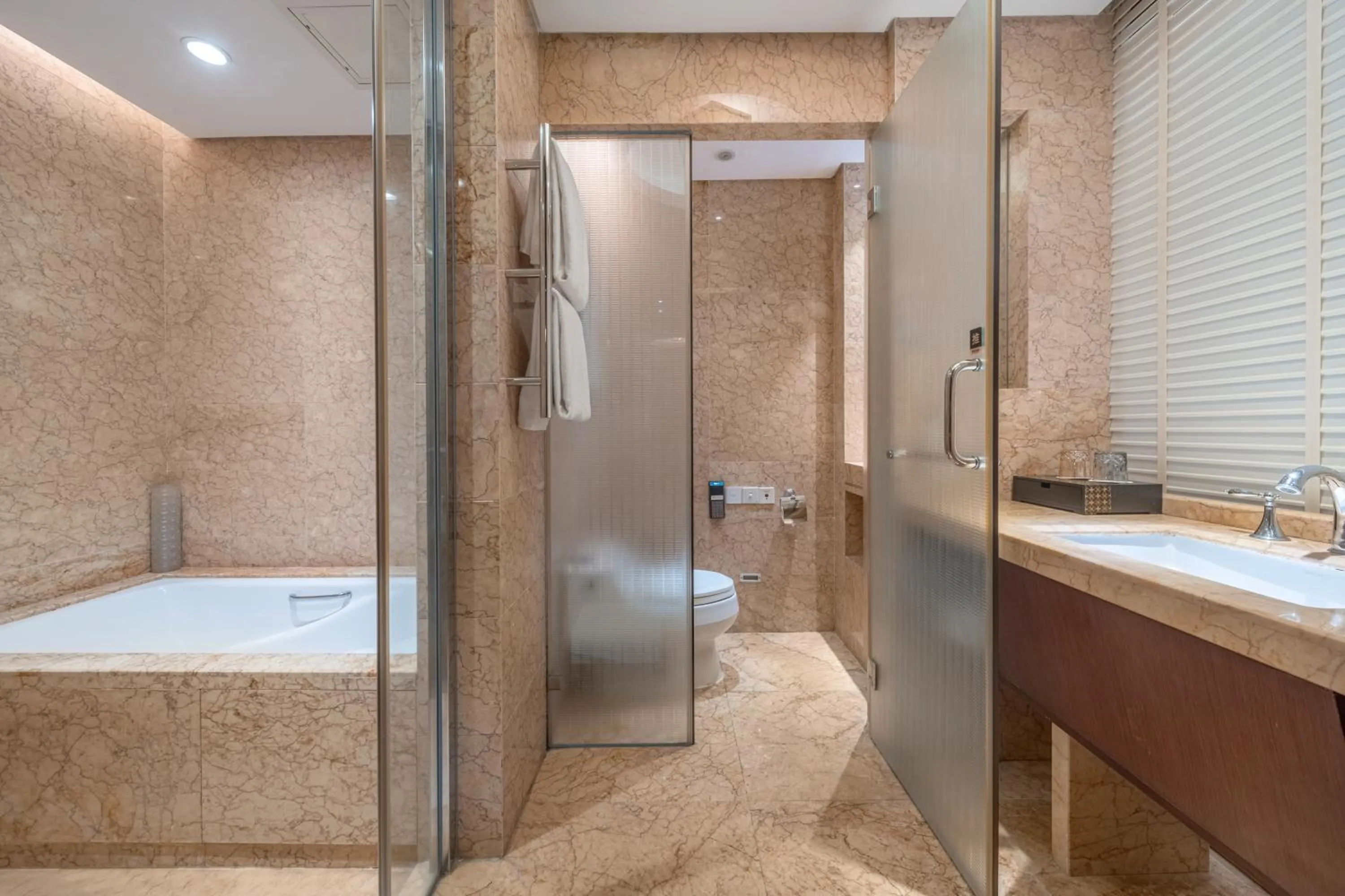 Bathroom in Good View Hotel Tangxia - 15 mins drive from Dongguan South Railway Station